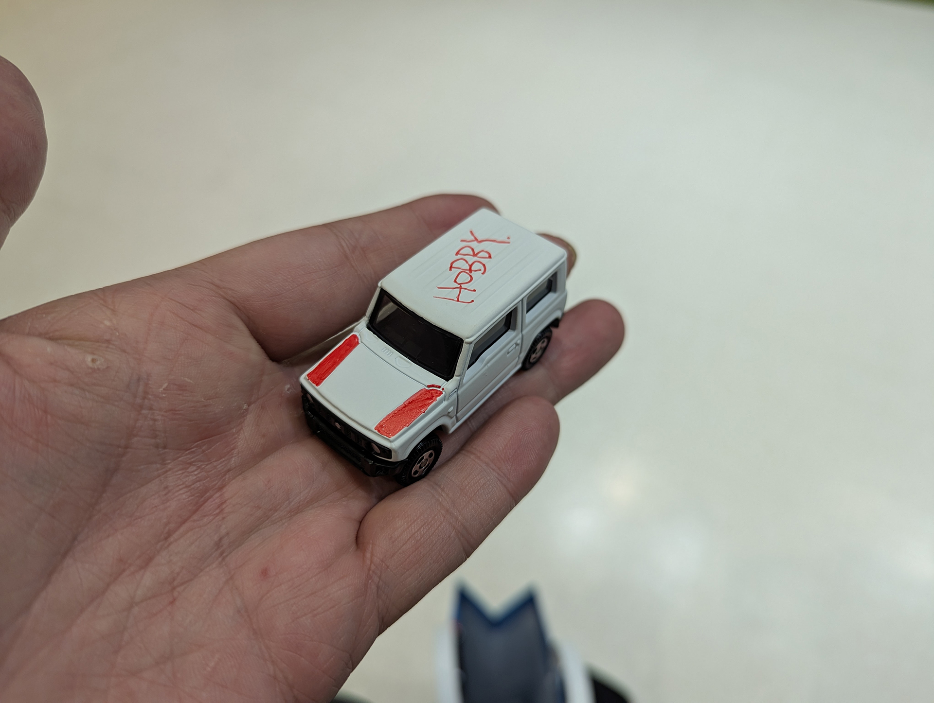 来場者が880円で購入できる「イベントオリジナル スズキジムニー(ホワイトトミカVer.)」を今回取材のお土産でいただけたので、簡単に塗装して「トミカ デザインレーシング」登録してみることにした