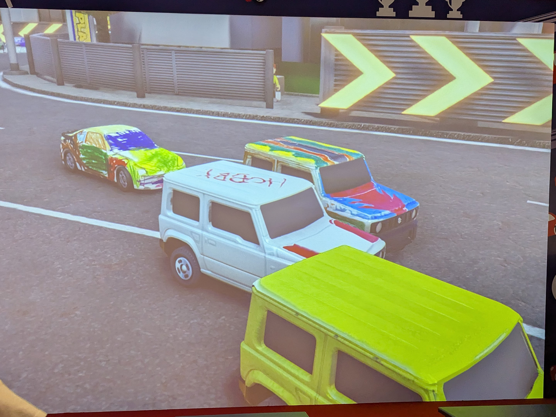 レース中もアップで自分の車と分かると楽しさもひとしおだ