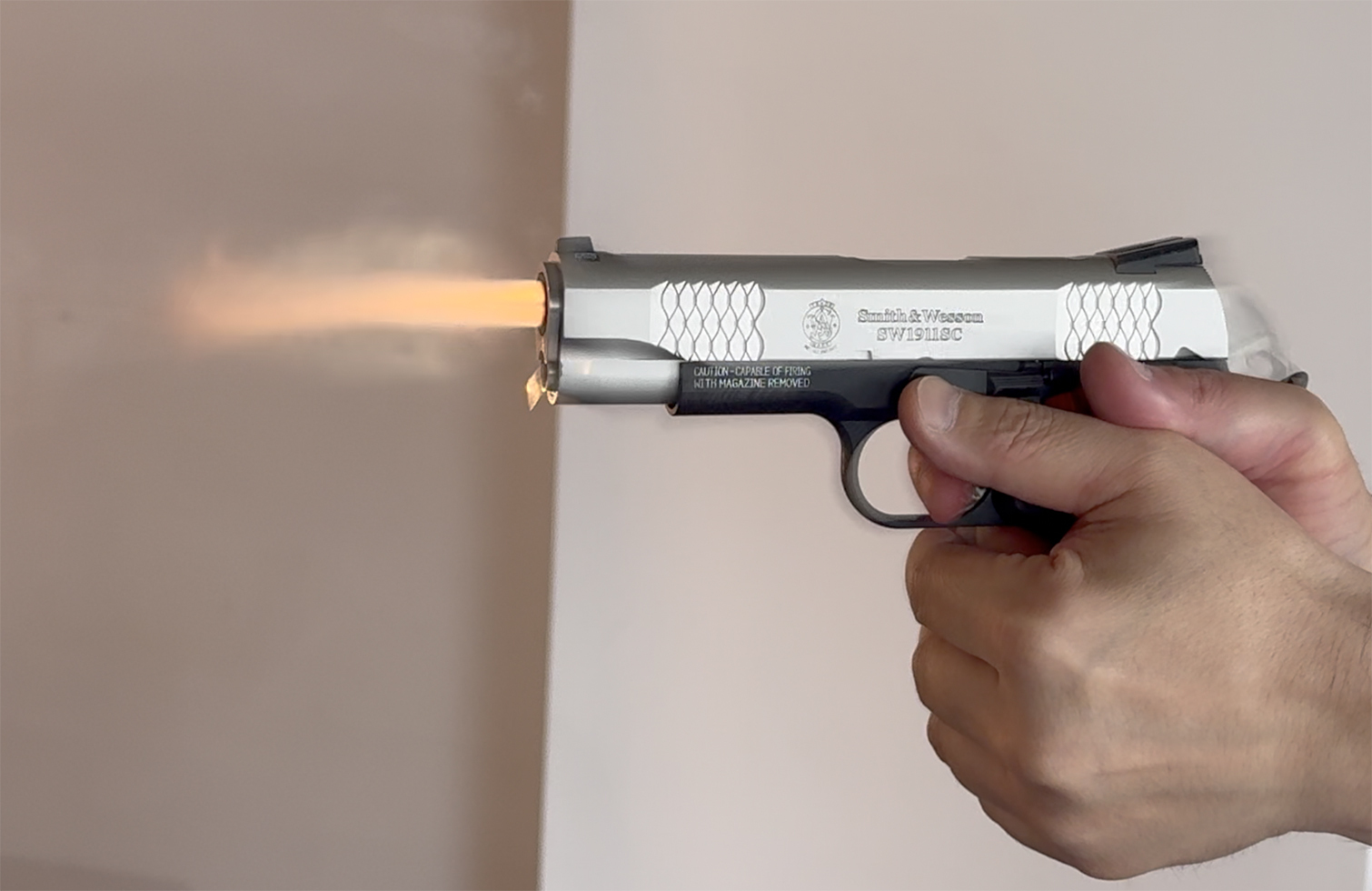 火薬を発火させることで、銃口から火花が吹きだし、煙が上がる。モデルガンは撃つ姿が美しいのだ