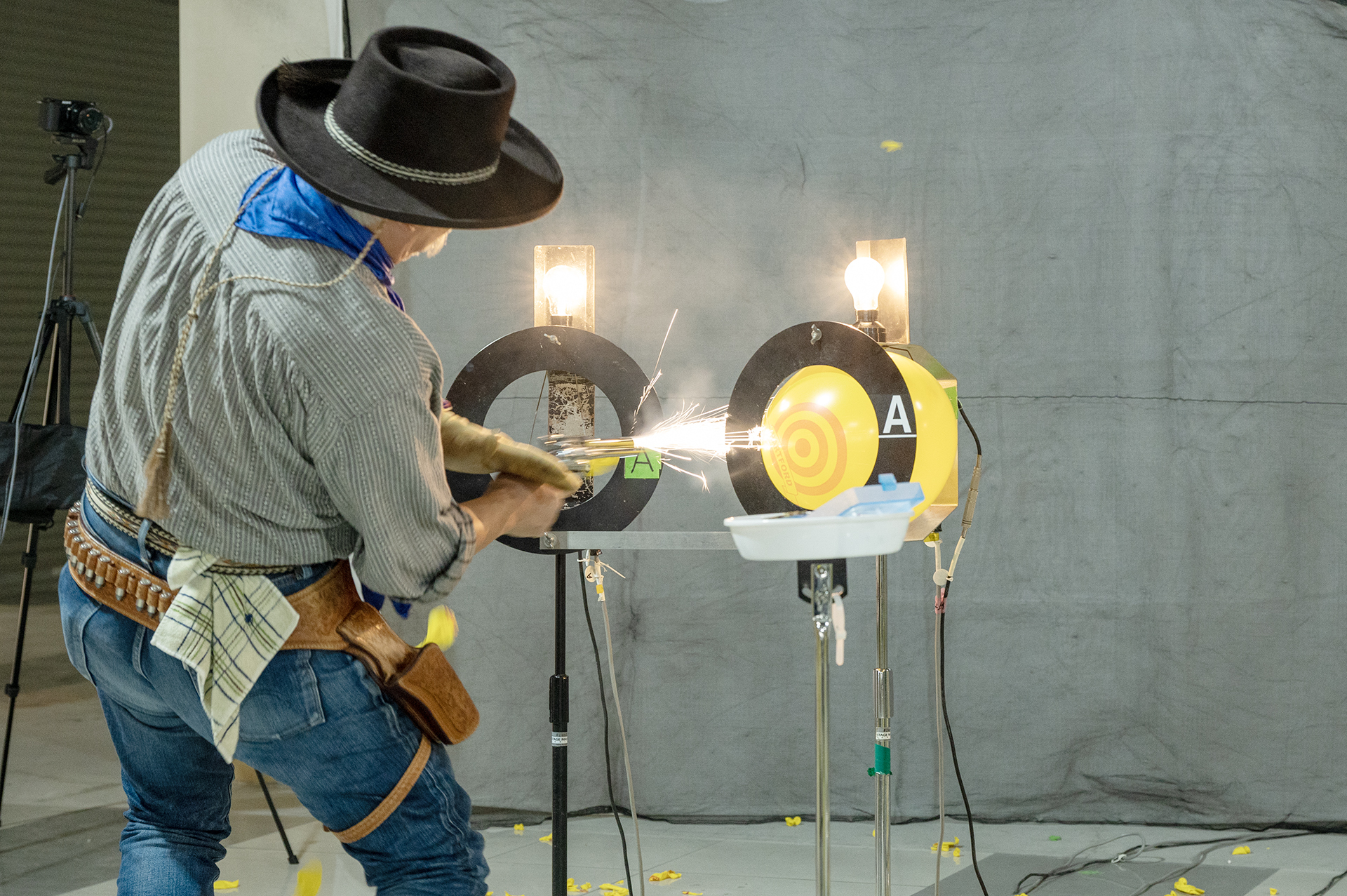 火薬を発火させることで、銃口から火花が吹きだし、煙が上がる。モデルガンは撃つ姿が美しいのだ