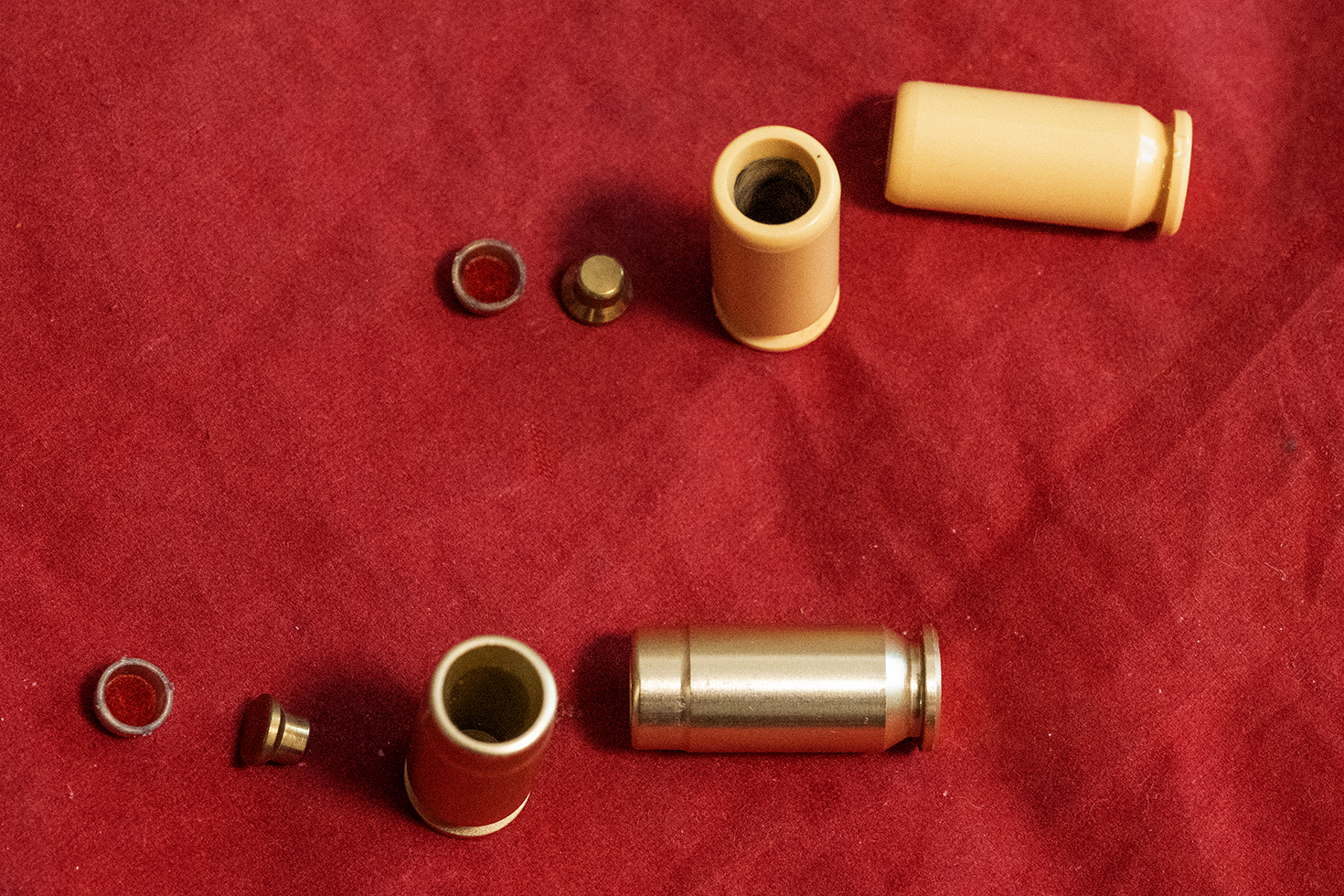 下がオープン・ハードアルマイトカートリッジ。金色の金属感がリアルな印象を受ける。基本的な使用方法はポリマーカートリッジと同様だ