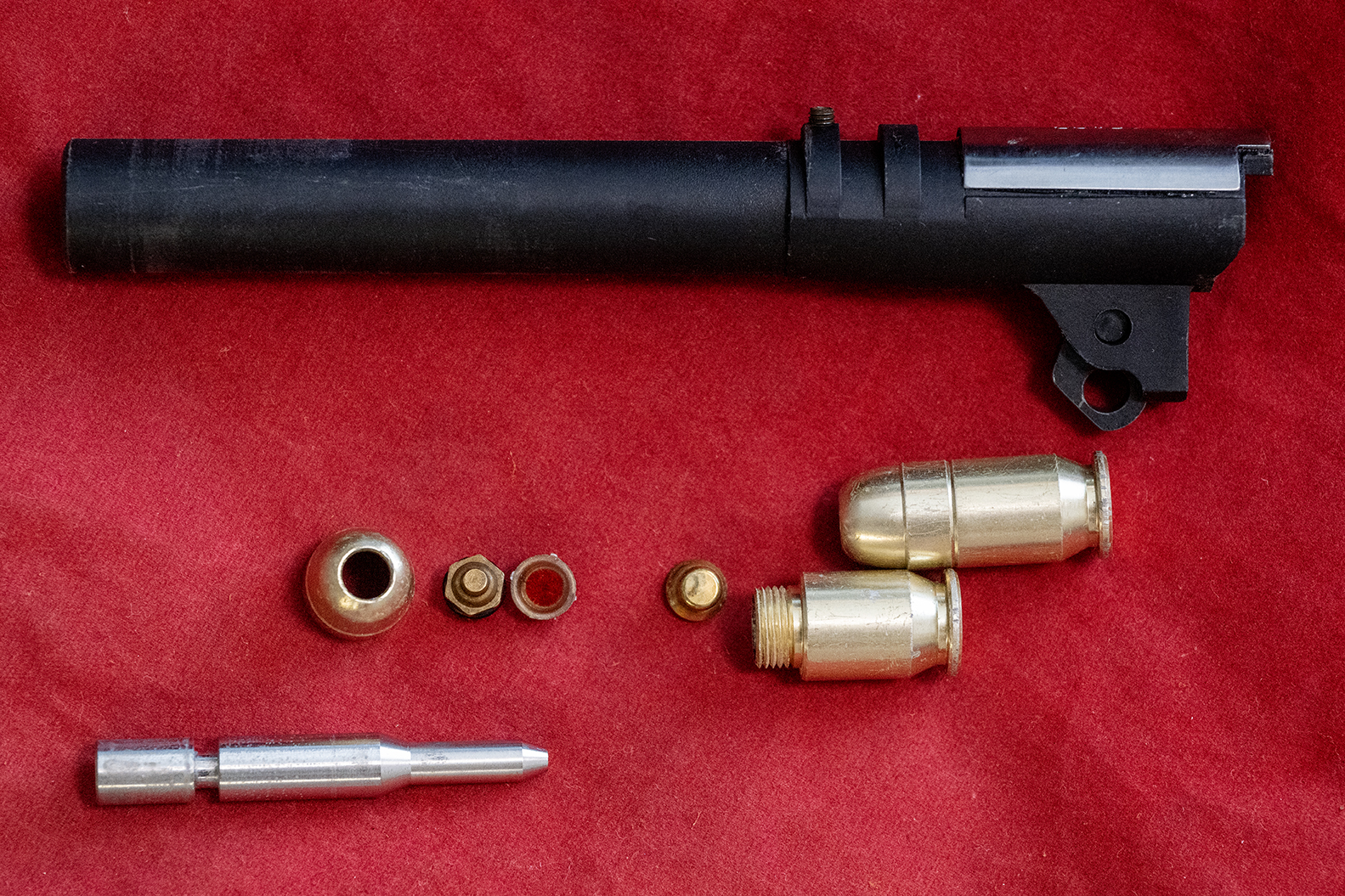 バレルとデトネーター、カートリッジデトネーターはインナーのピンの動きを支える支柱の役割を果たす