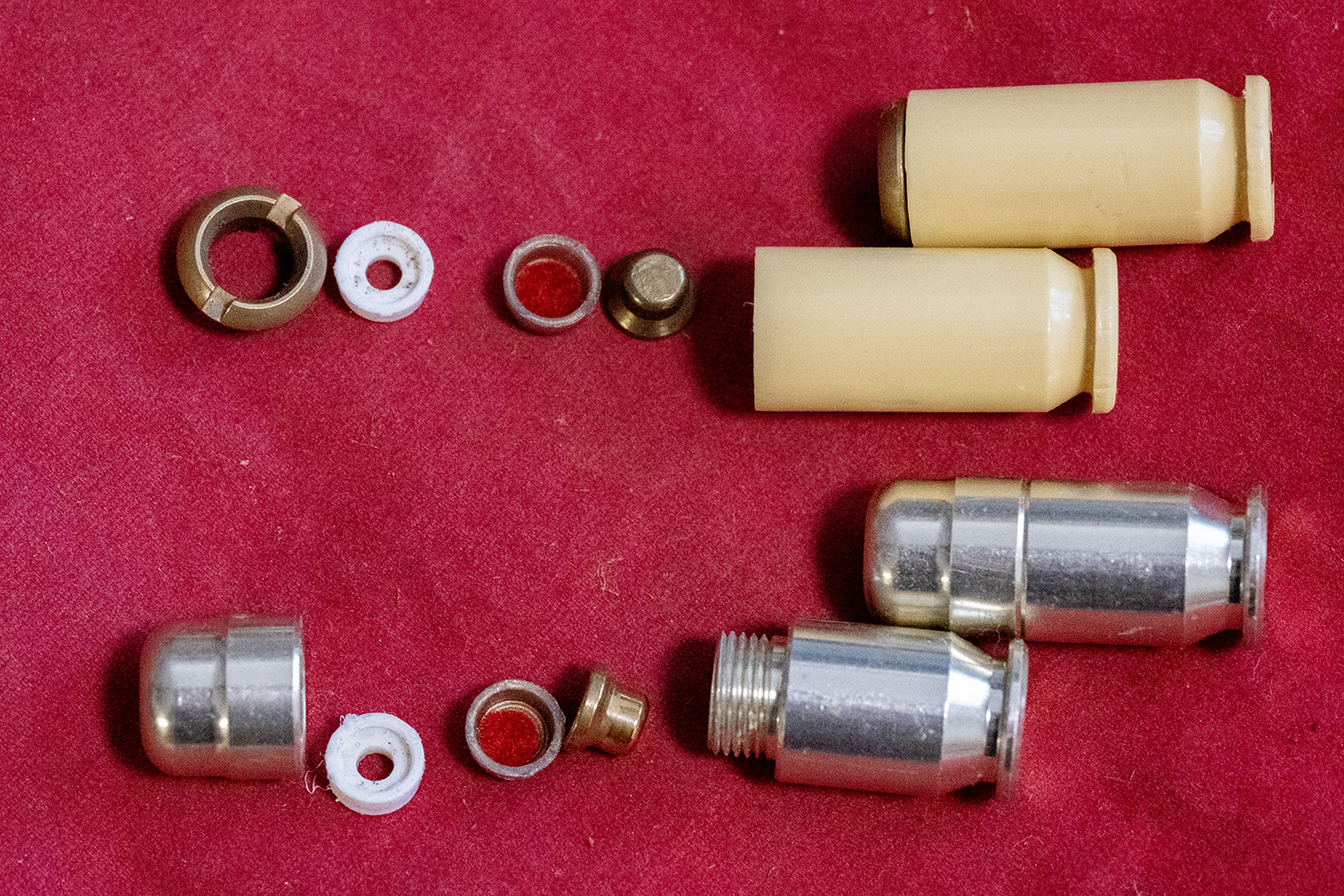 Easy-CPカートリッジ（下）トップパーツがヘキサゴンCPと同様、手で開け締めできるのが良い。白いインナーパーツ（ピストンカップ）が印象的だ