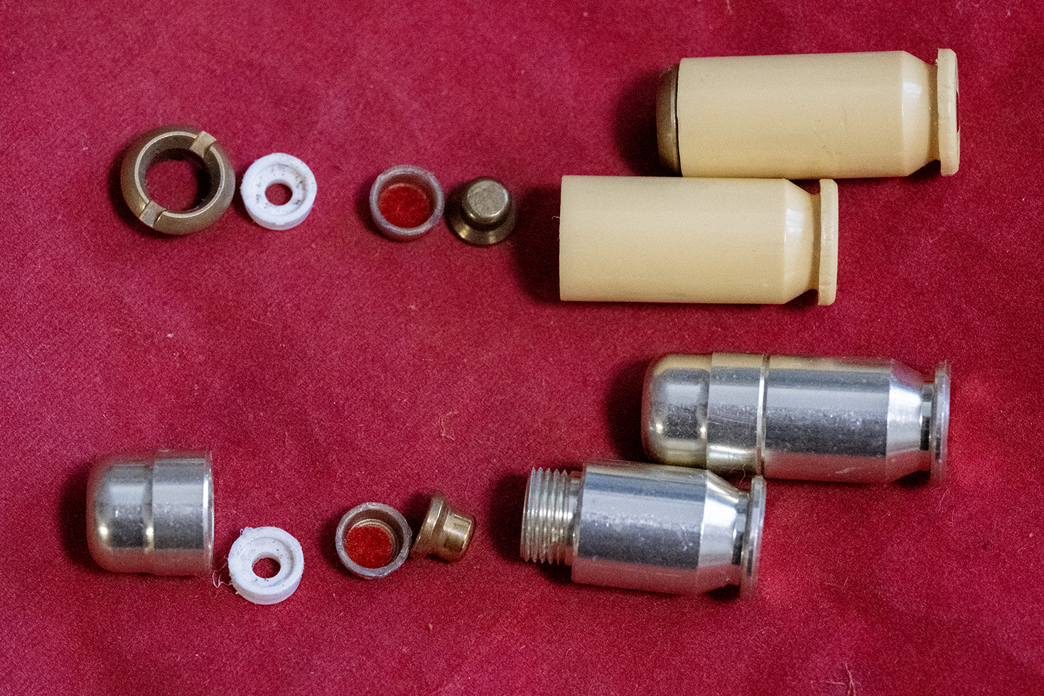 ポリマーイージーCPカートリッジ（上）オープンカートリッジのケースにネジが切ってあるような構造で、トップのリング形状のパーツをねじ込む