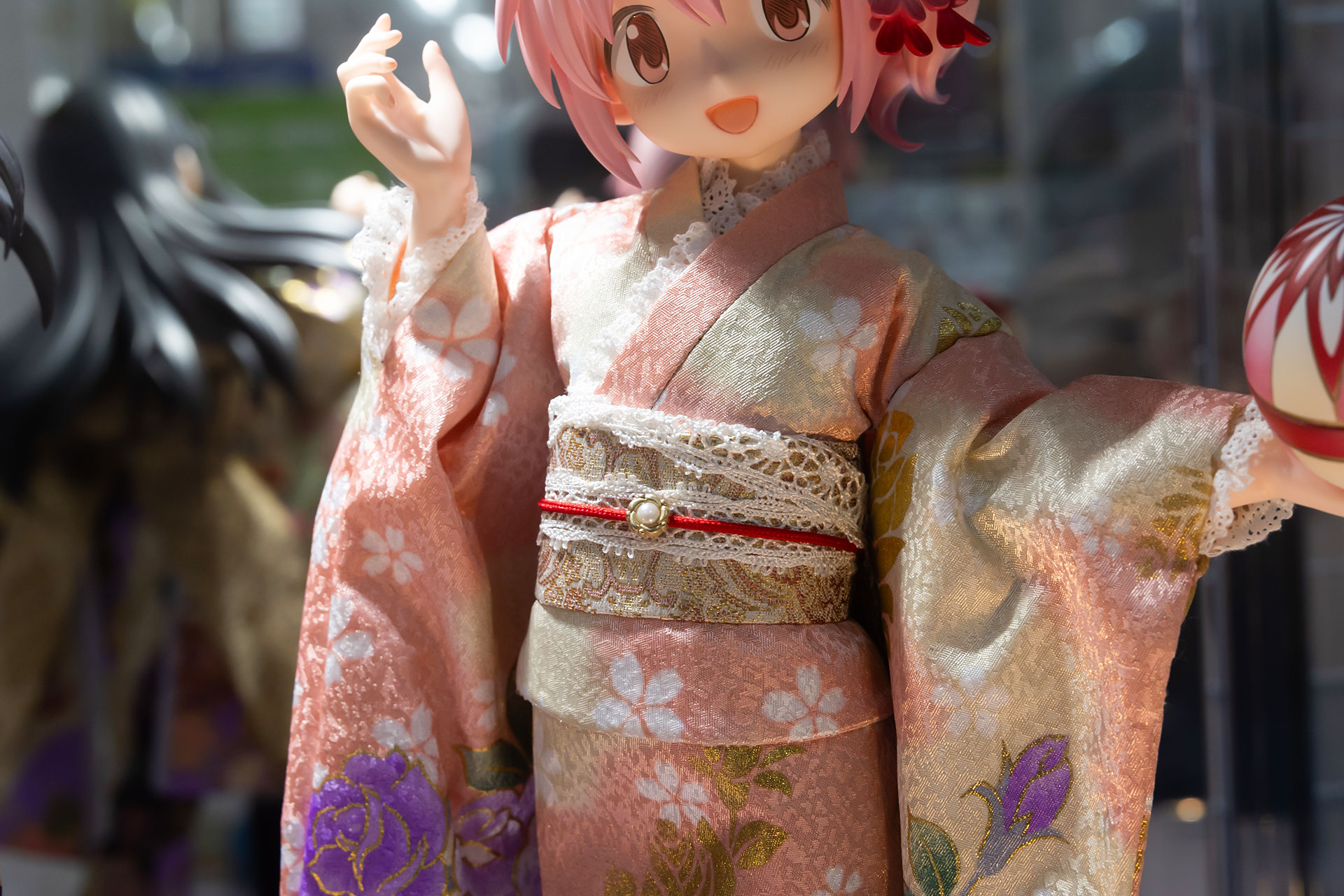 ただの振り袖風というわけではなく、日本の伝統芸が随所に採用されている