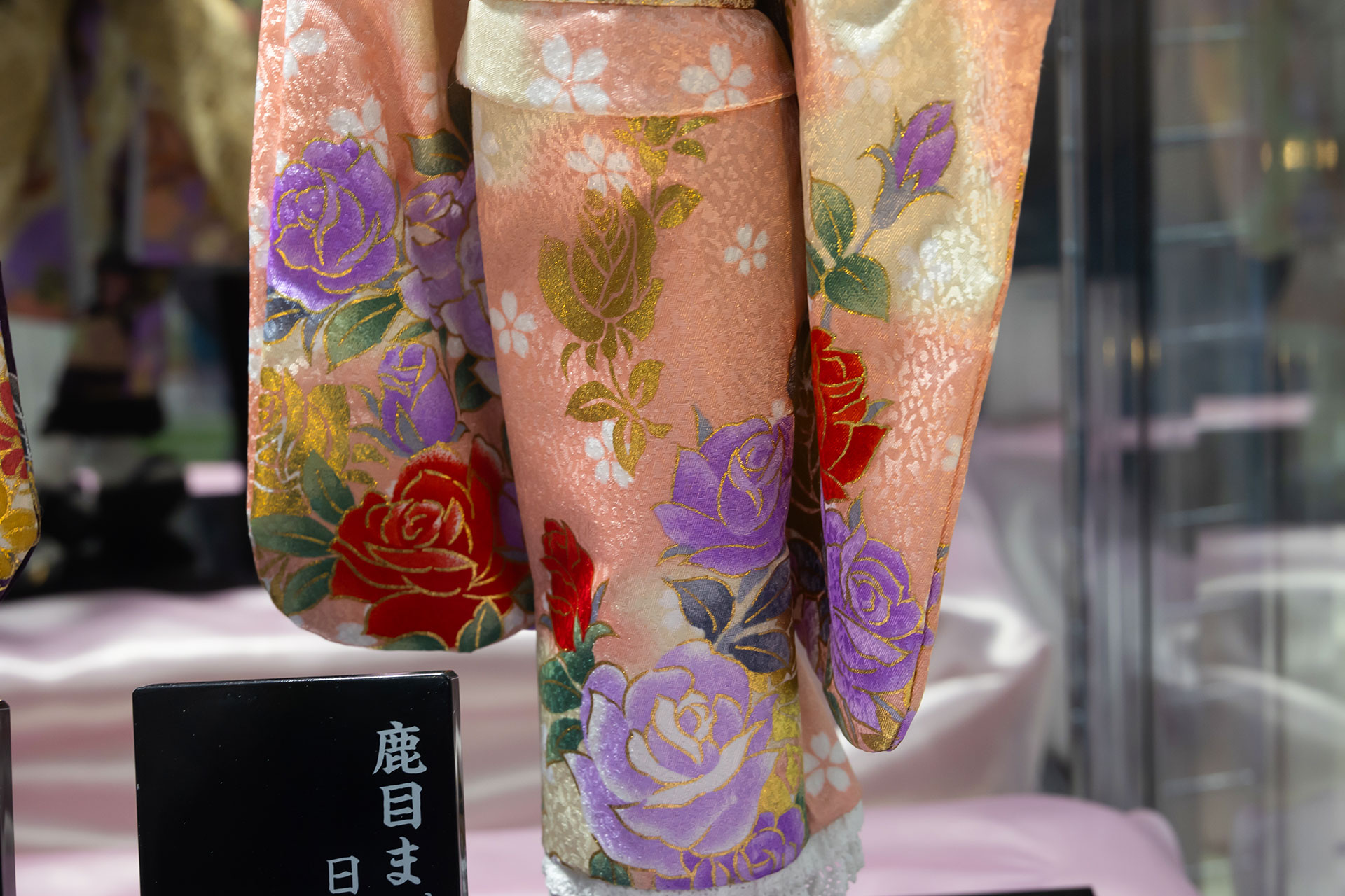 西洋風の薔薇が描かれている