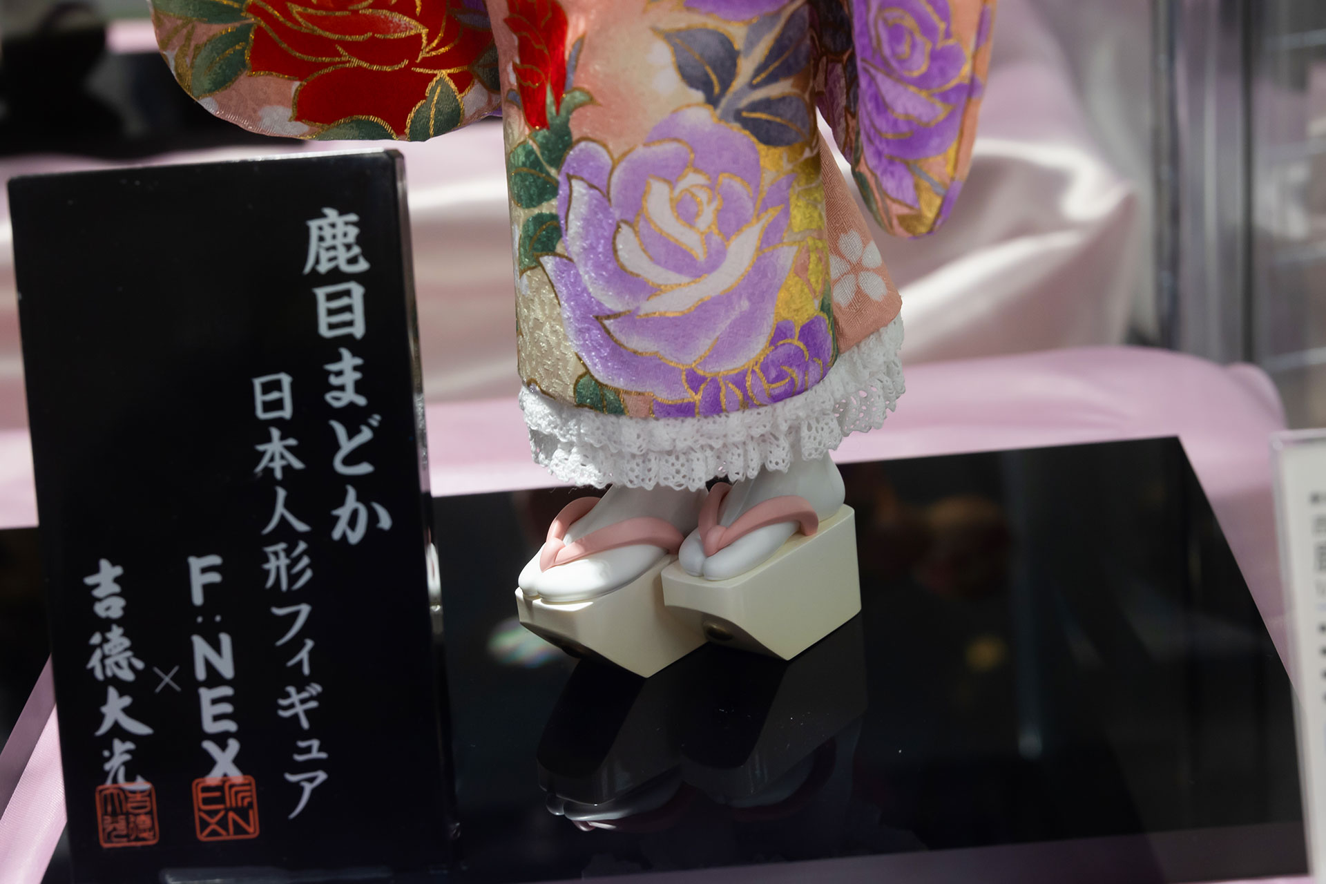 白い厚底の下駄にピンクの紐がアクセントになっている