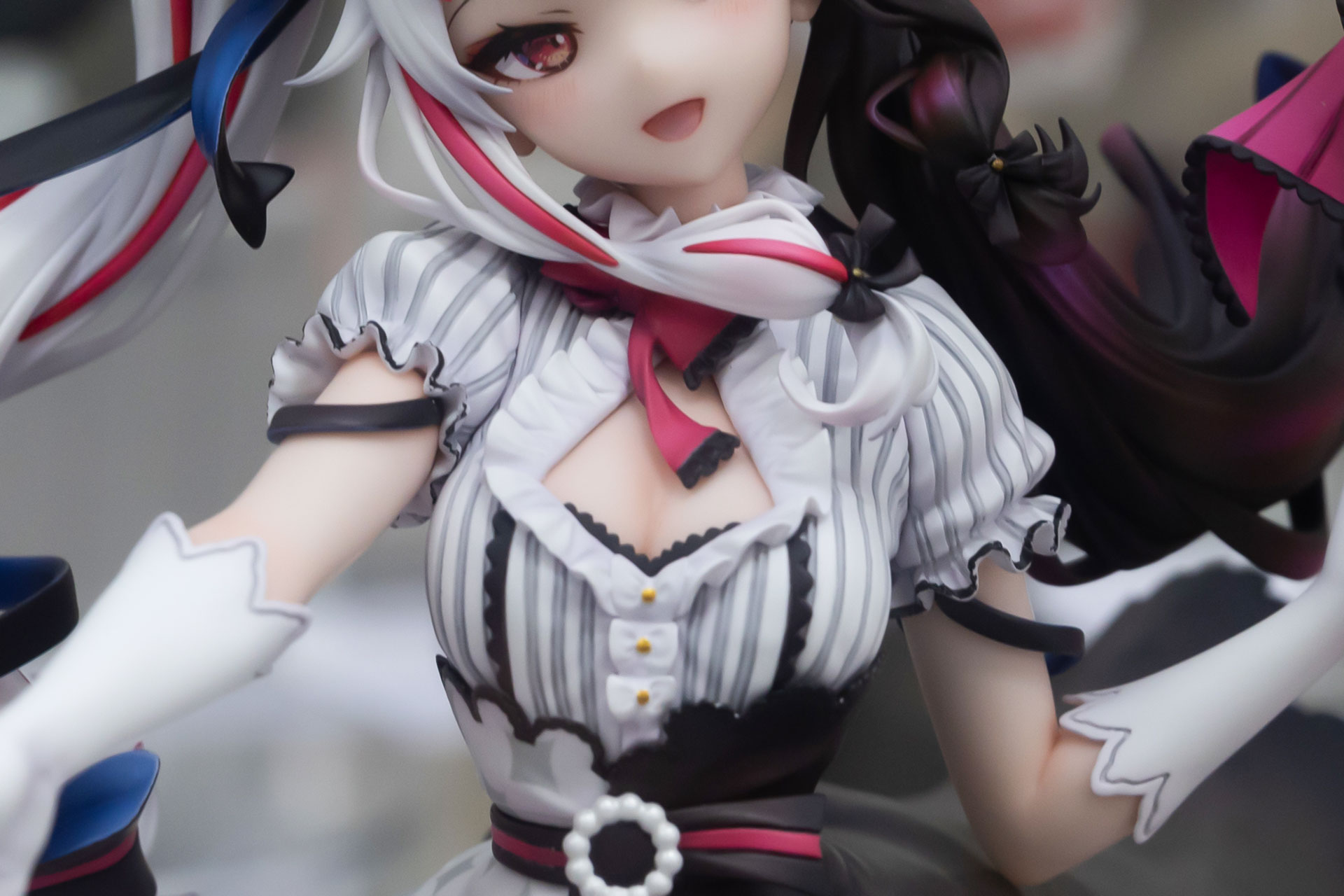 衣装の胸元は少し開いている