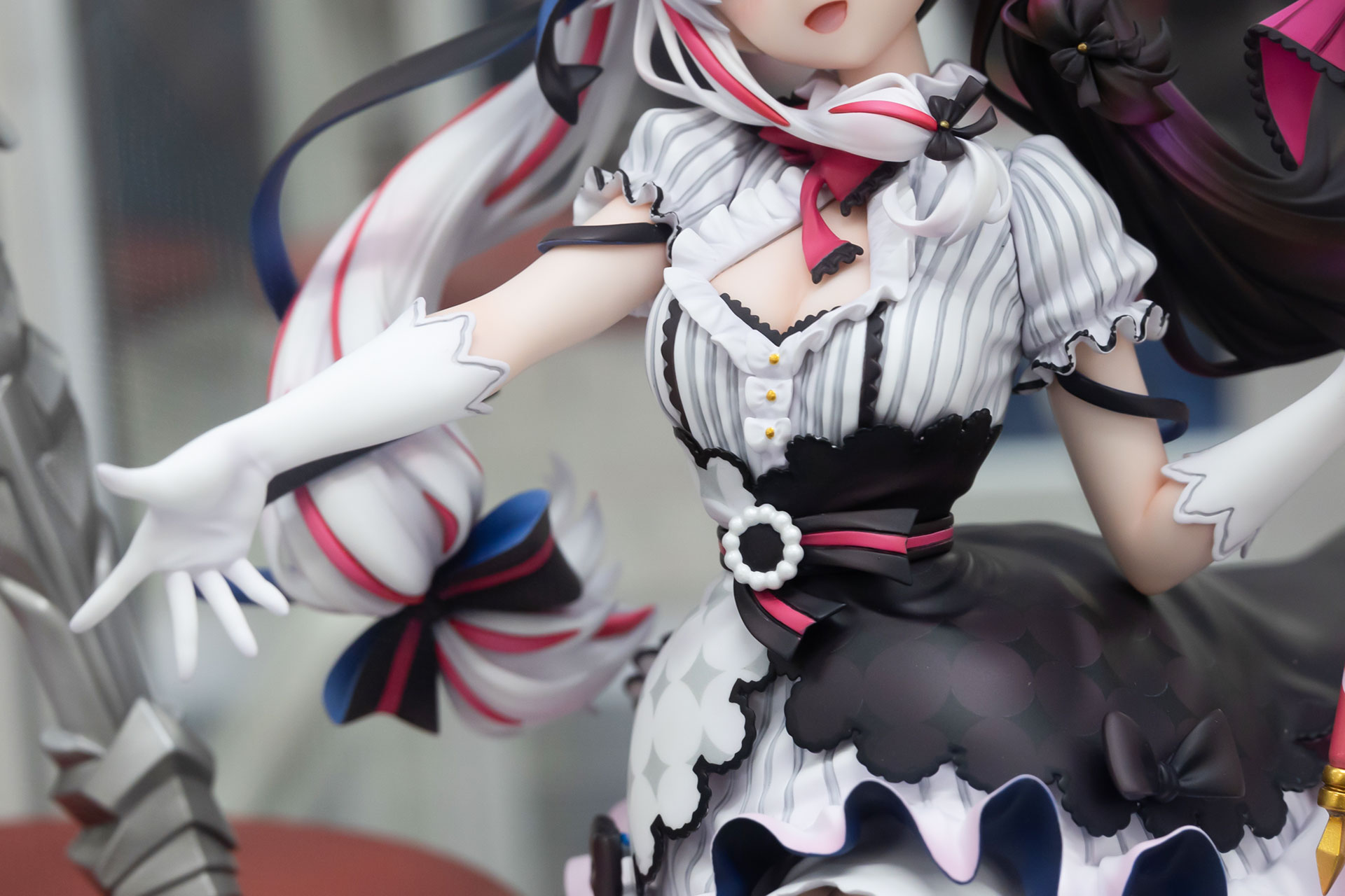 手には白い手袋を身に付けている