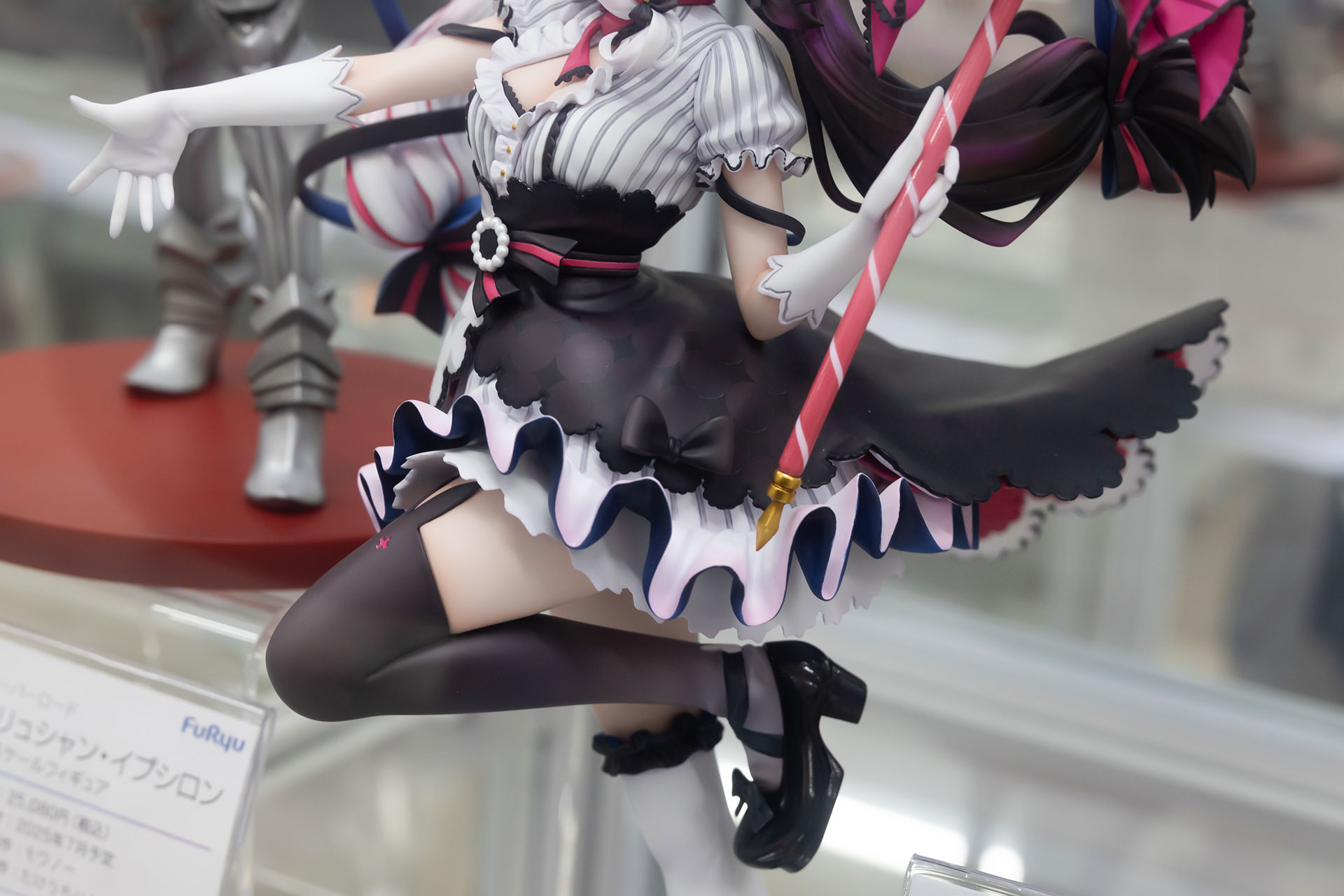 スカート部分も躍動感のある造形だ