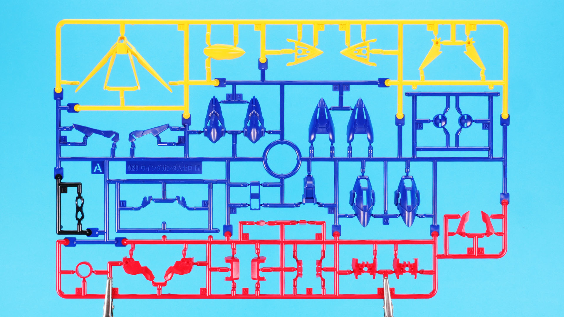 A:巨大な頭部アンテナ、各部のカラー加飾部の装甲類