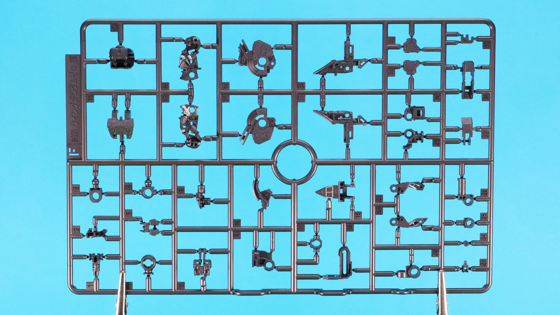 F:【2枚】主に脚部のメカフレーム