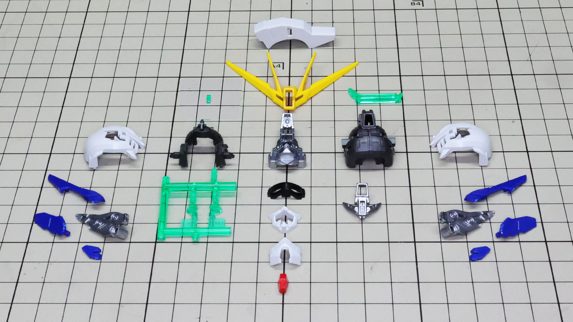 大きなアンテナやシルバーのメカフレームが目を引くパーツ群