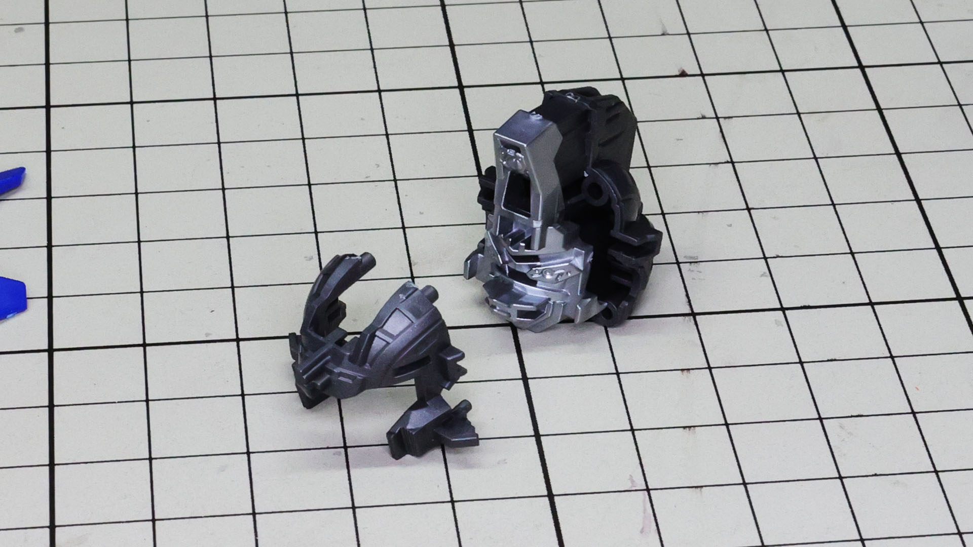 メカフレームにカメラアイのあるシルバーのメカフレームを組み込みます