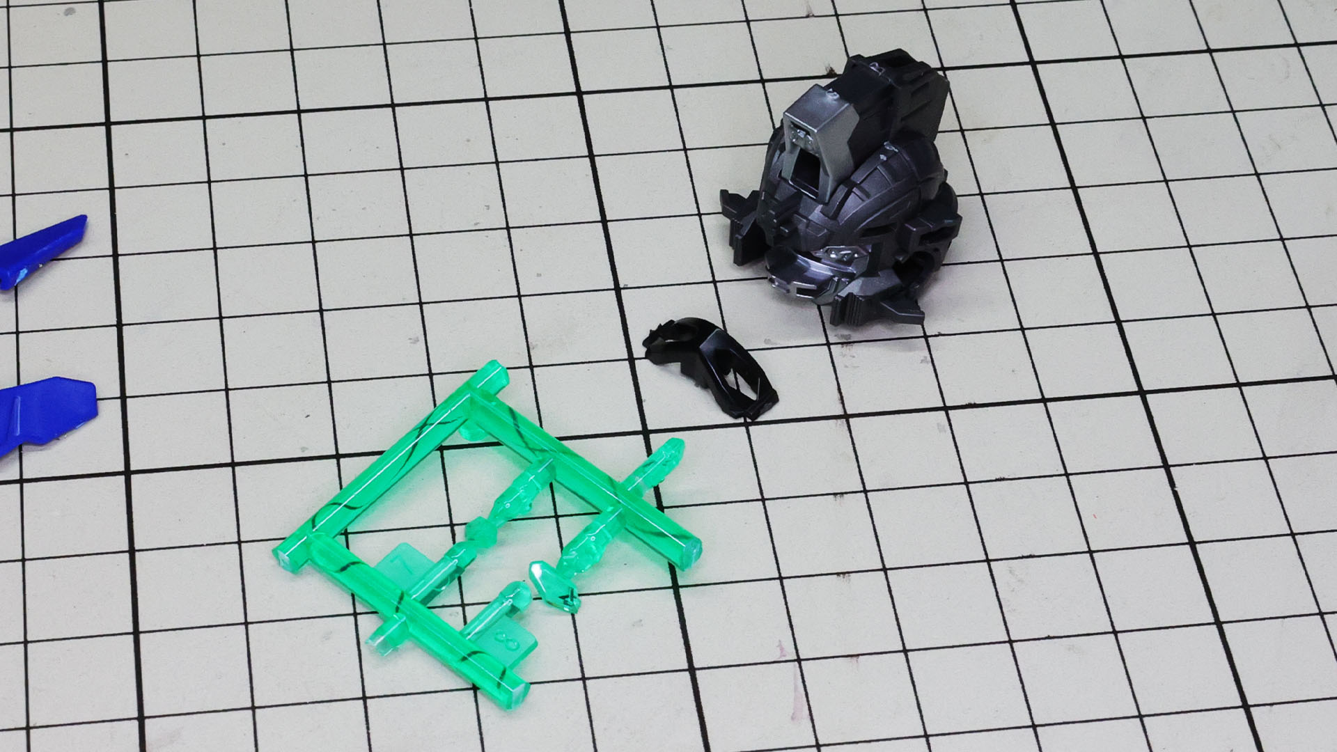 カメラアイ周辺のパーツとクリアーパーツを組み込みます