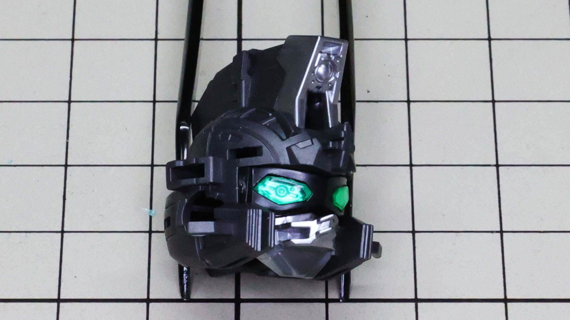 クリアーパーツを通して目の奥がのぞく楽しい構造です