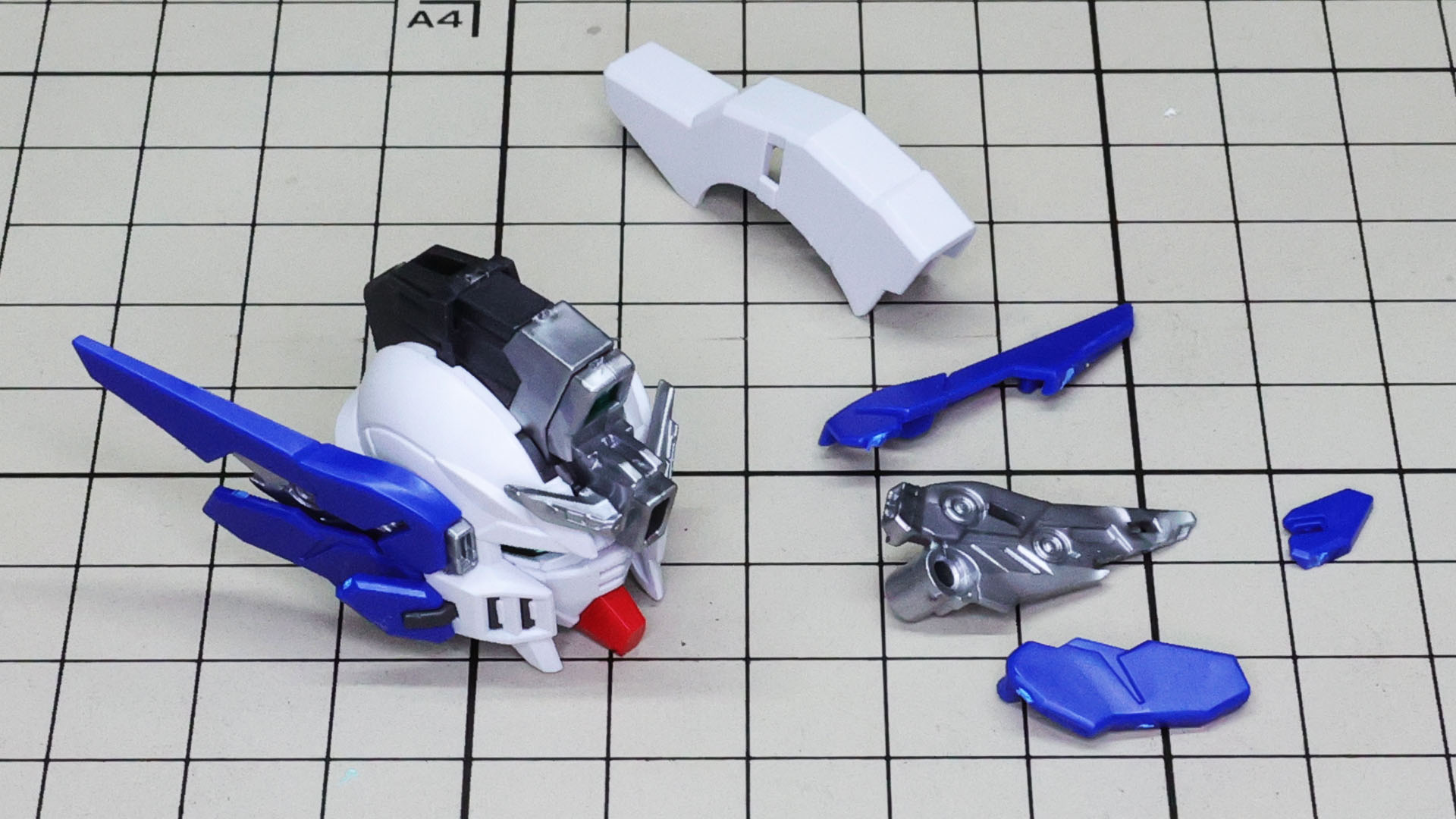 左右の耳にあたる部分のアンテナを組み込みます