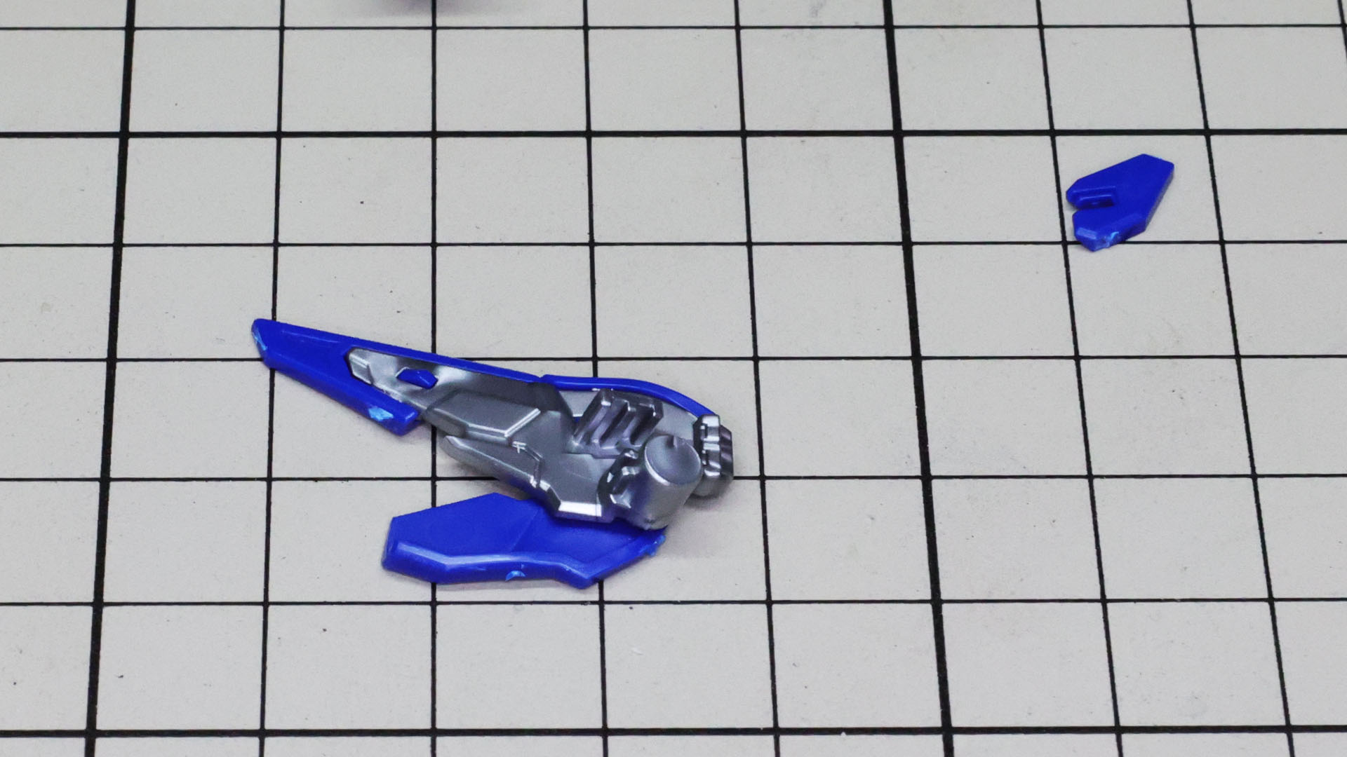 内部にはシルバーのメカフレームが組まれます