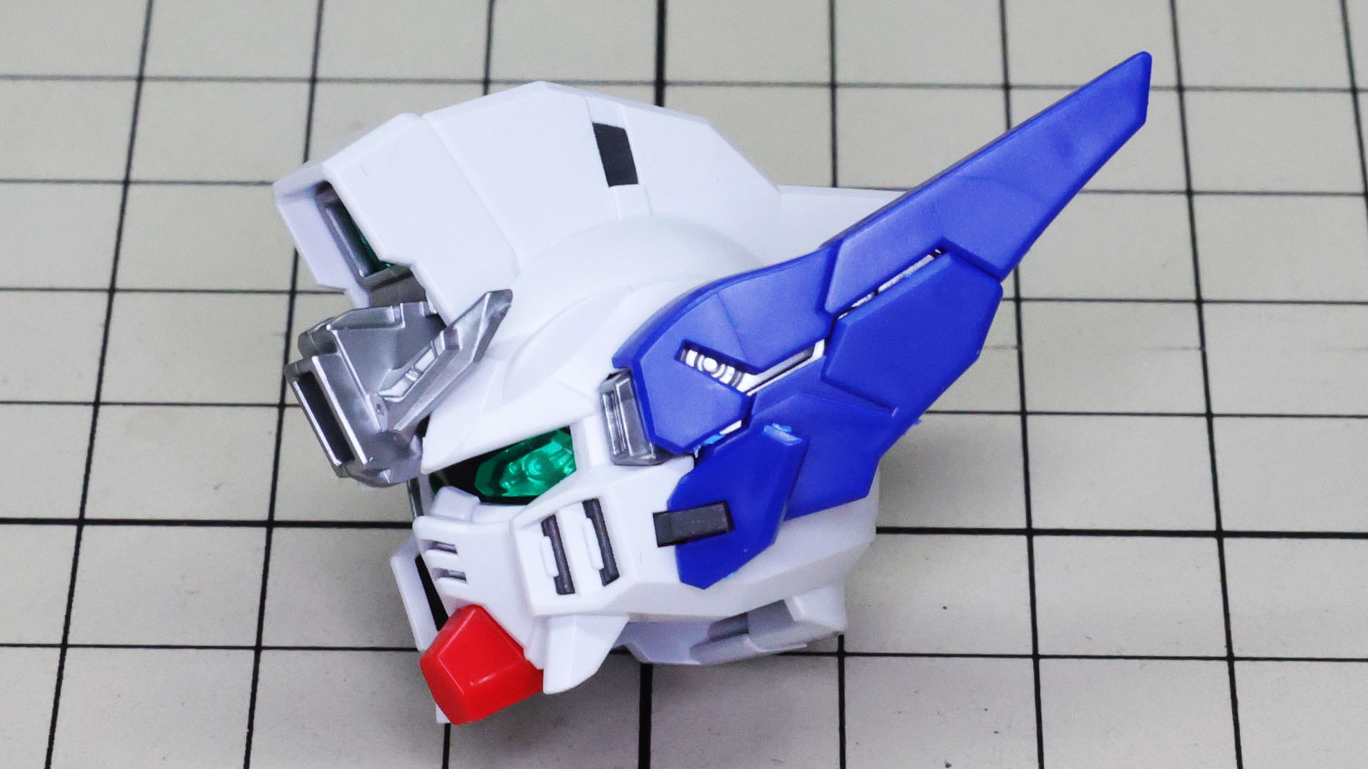 隙間から除くシルバーのメカフレームがかっこいい！