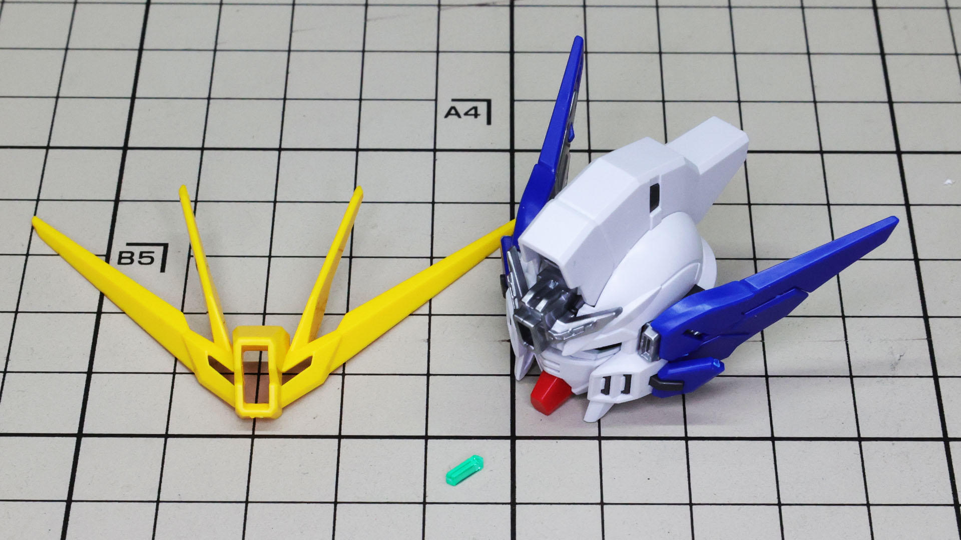 額にクリアーパーツのカバーを組み付けますが、ここも集中！