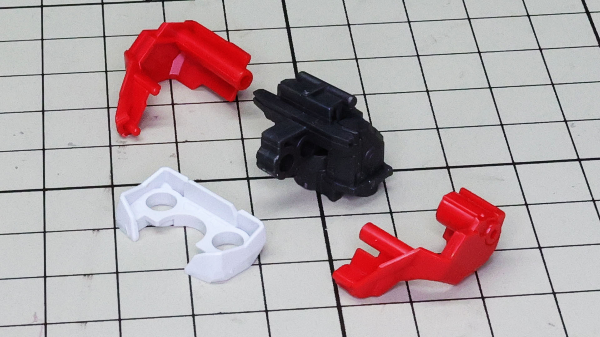 腹部は3パーツで構成されるメカフレームとそれを覆うカラー装甲パーツで組まれます