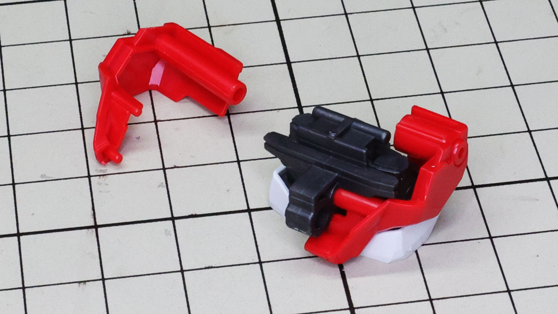 コックピットにはシルバーのメカフレームから伸びる軸でゼロシステムのモニターを表現する芸コマな設計が見られる！