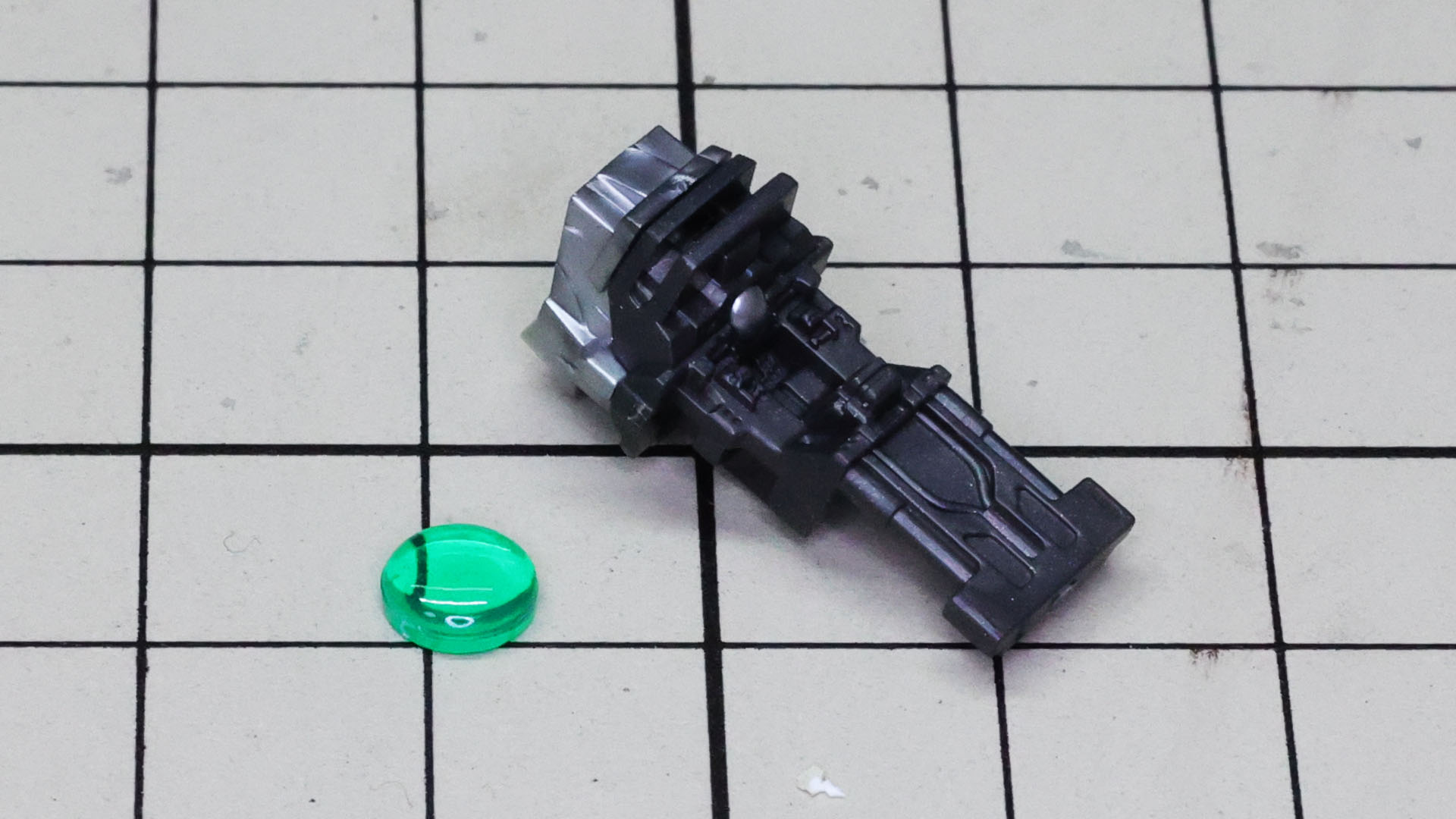 コックピットにはシルバーのメカフレームから伸びる軸でゼロシステムのモニターを表現する芸コマな設計が見られる！