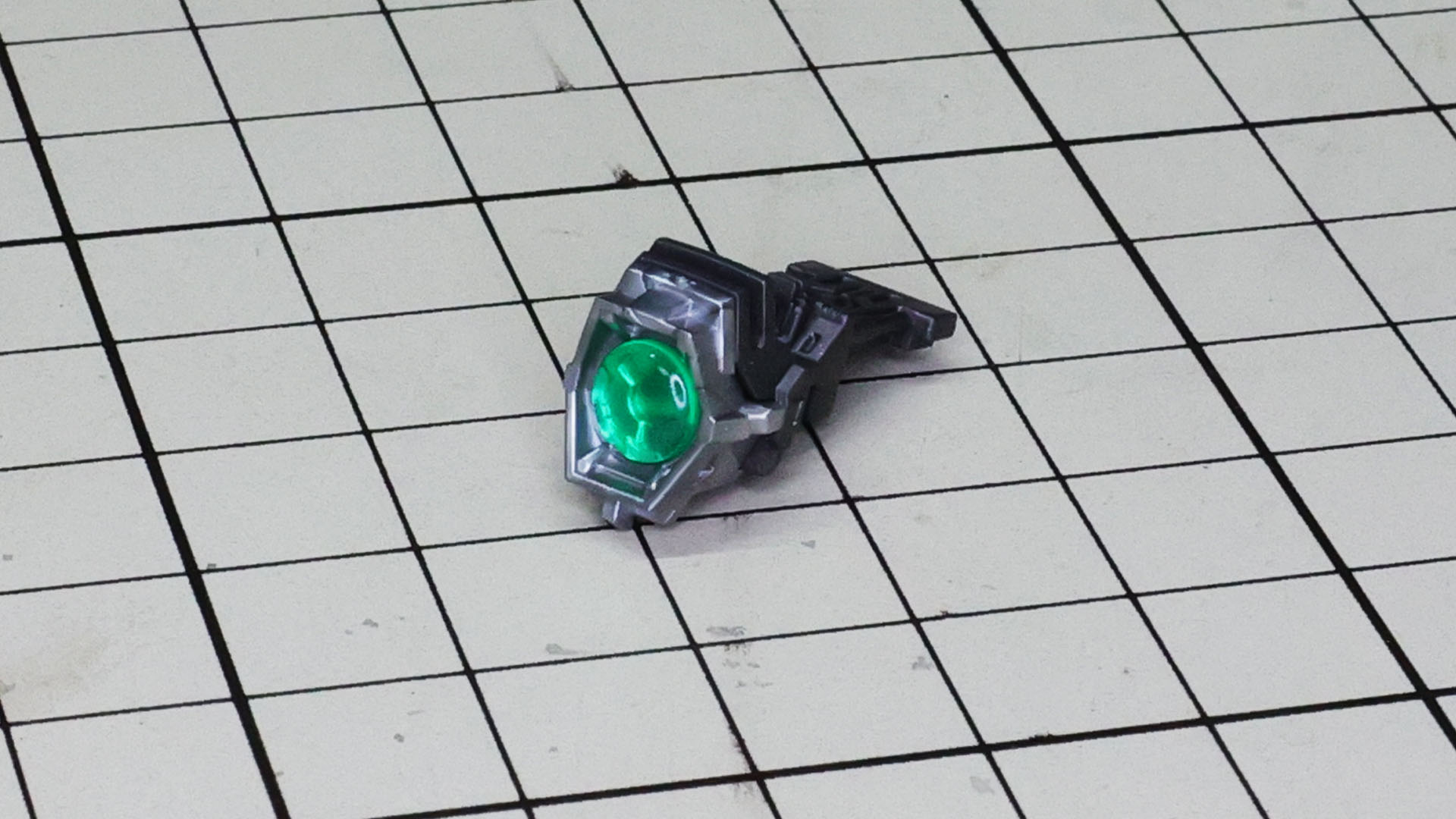 コックピット正面からクリアーパーツを組み込みます