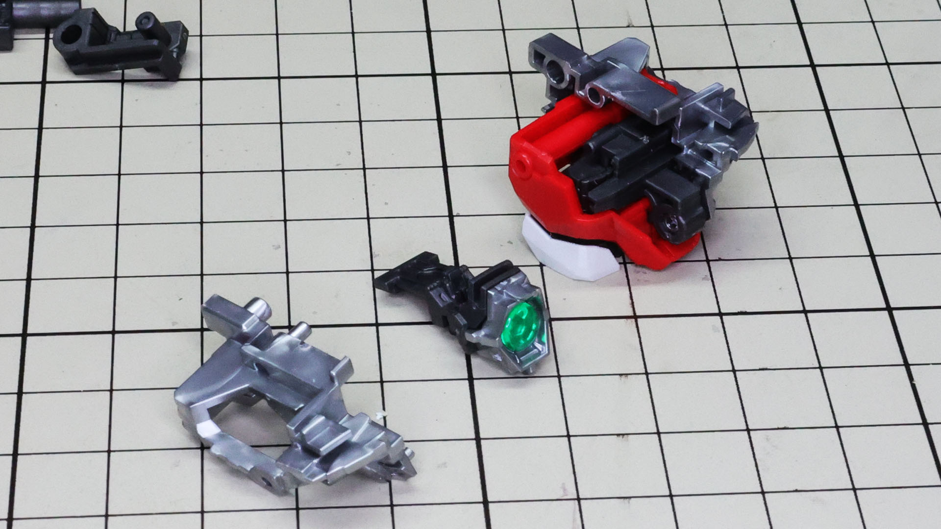 腹部の上にコックピットを含んだシルバーのメカフレームが乗ります