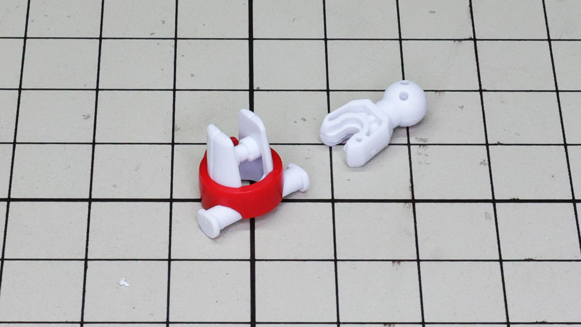 首のパーツは赤い首輪と2つの白い関節で実現されます