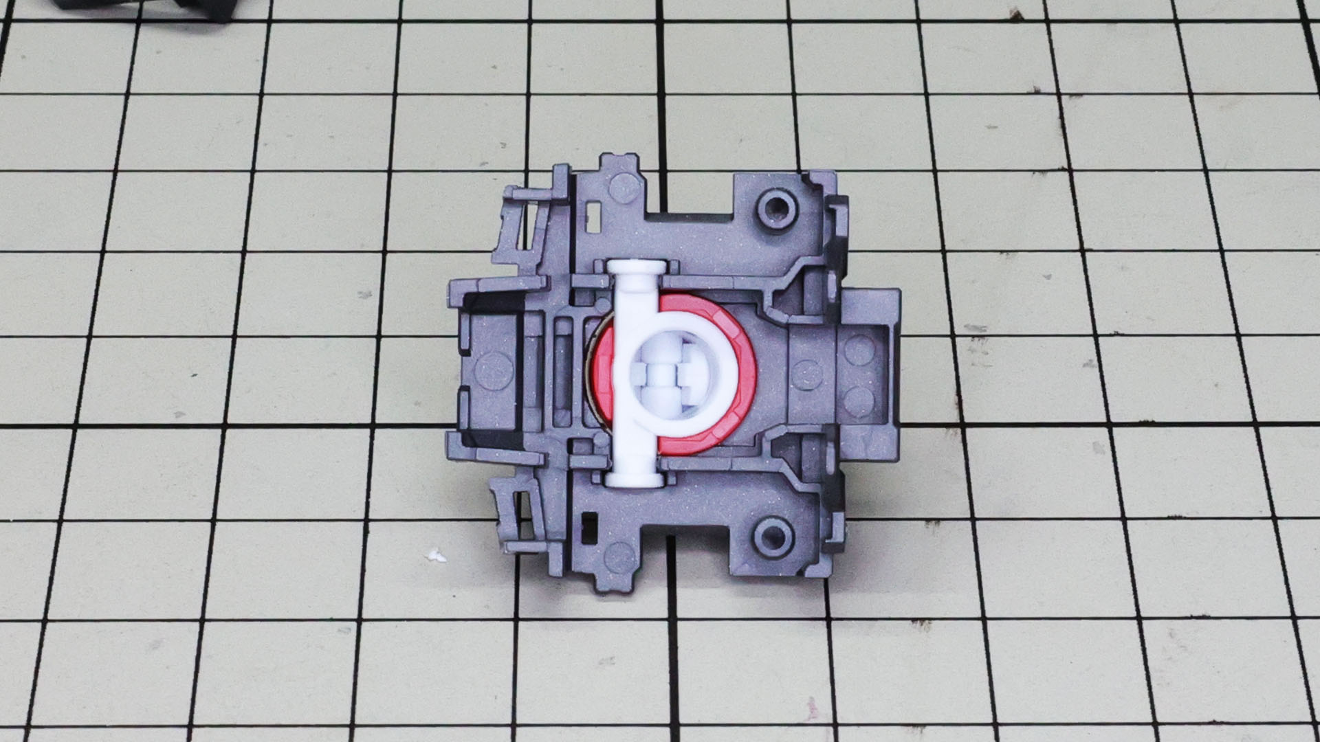 それを襟のメカフレームの裏から組み込みます