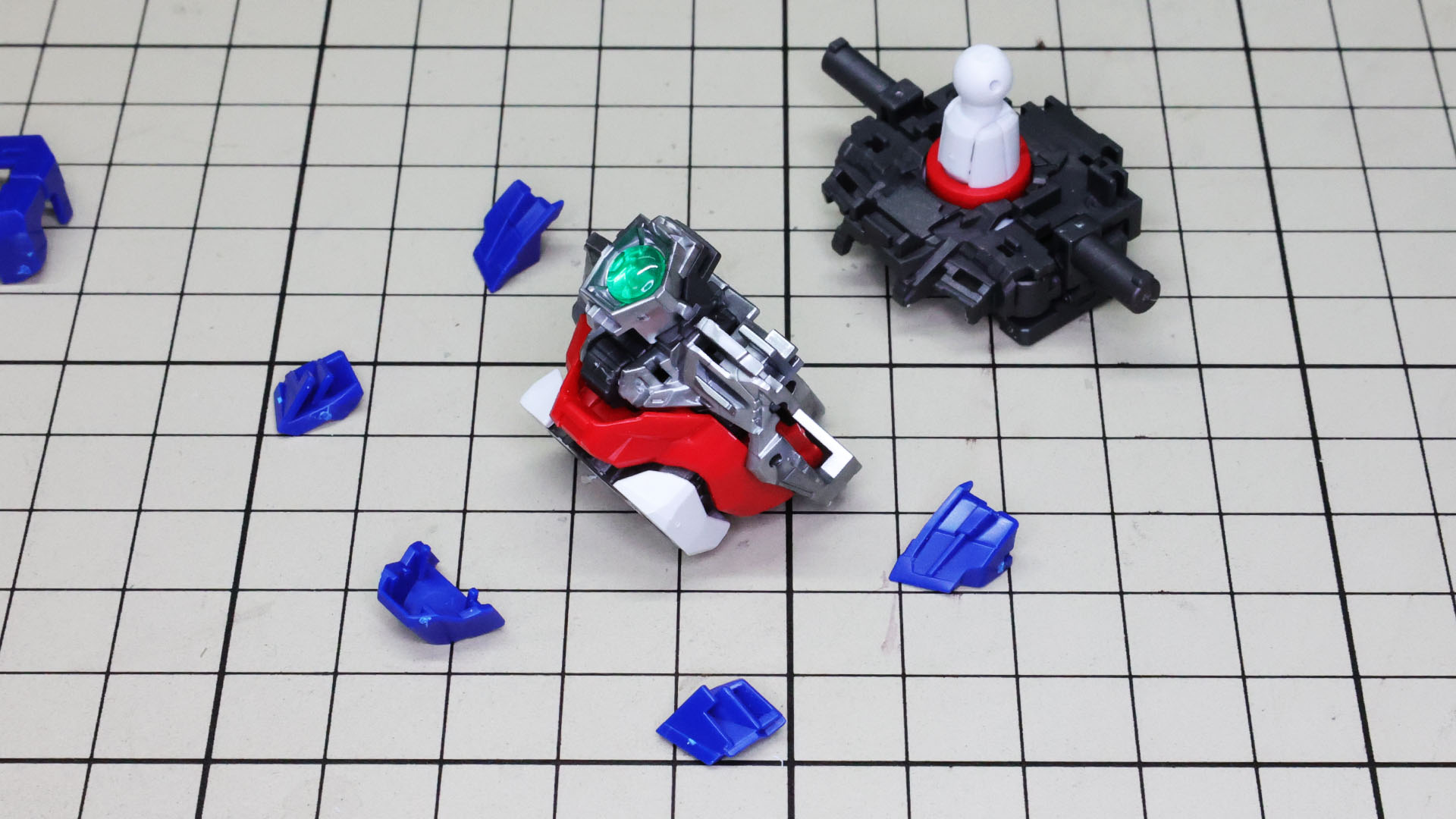 腹部と襟をドッキングし、青い加飾パーツを組み付けていきます