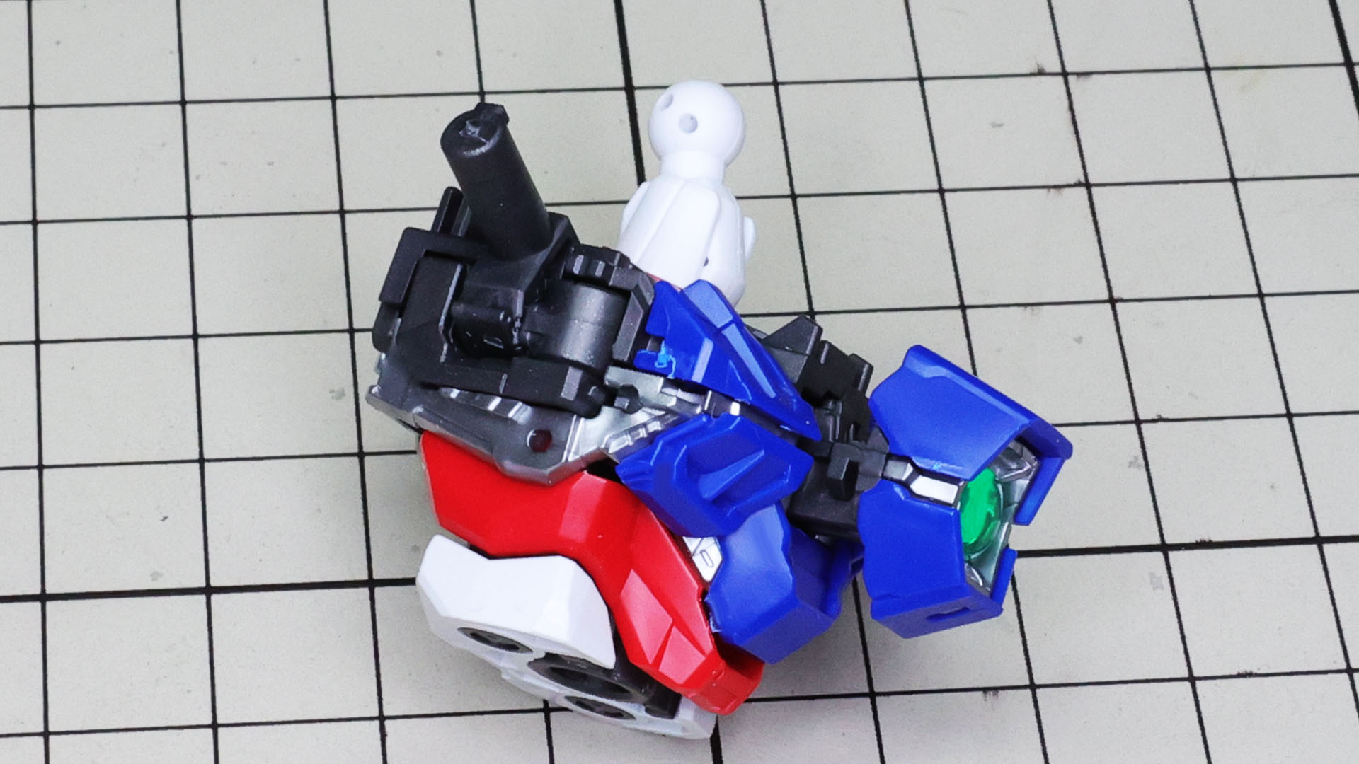 胸部コックピットは上下から装甲パーツでカバーされます