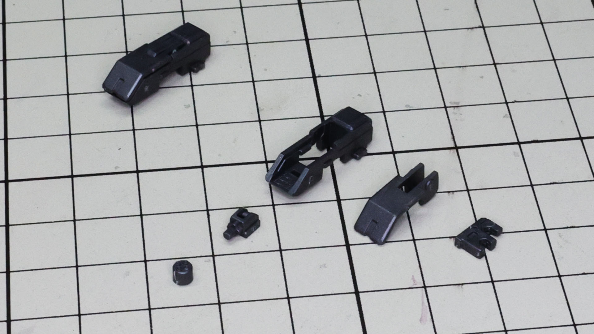 両肩のマシンキャノンはカバーが開くと砲身が連動して前に出てくるギミックがあります