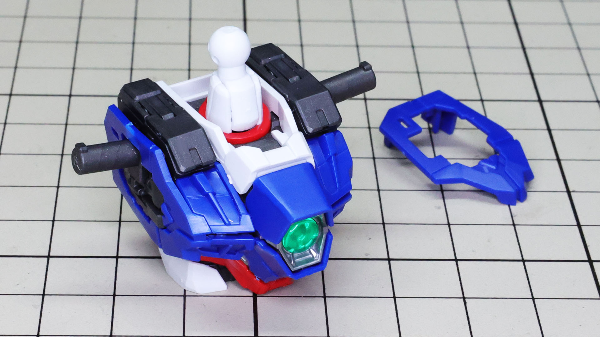 左右の装甲パーツを組み付けて完成です