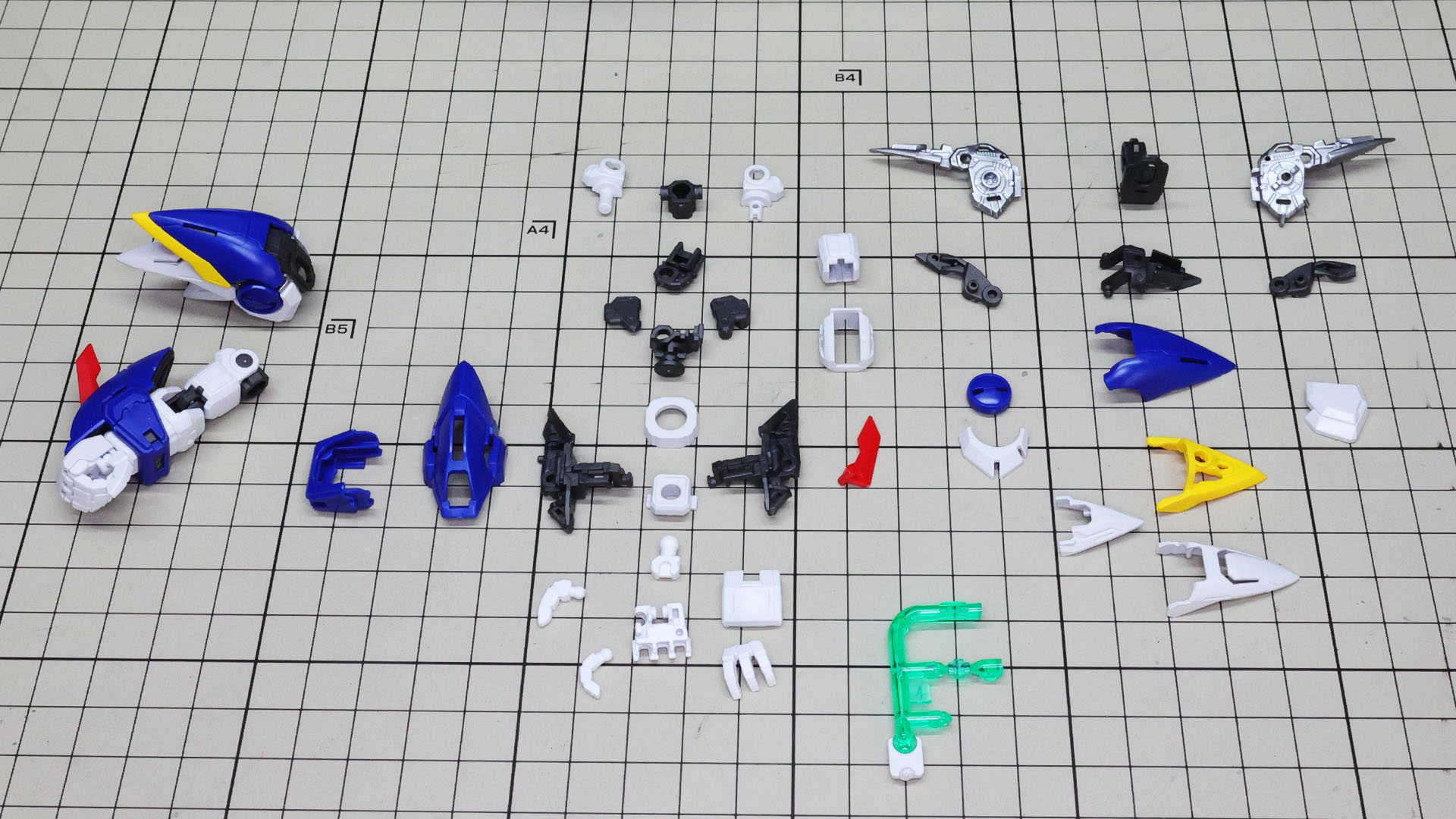 右腕は組んであります。中央に左腕本体、右に肩アーマー他のパーツ群です