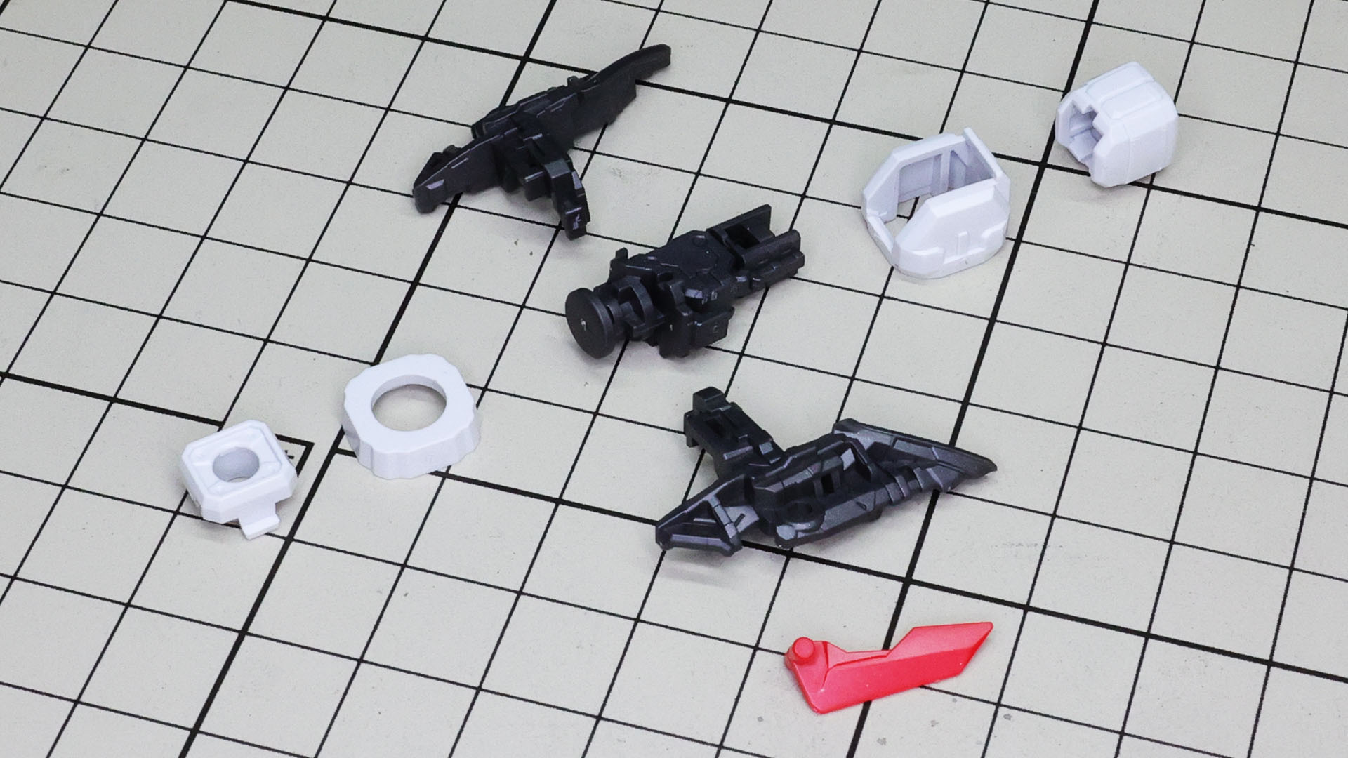 その肘関節に上腕、前腕とそのアウターのメカフレームを組み付けていきます