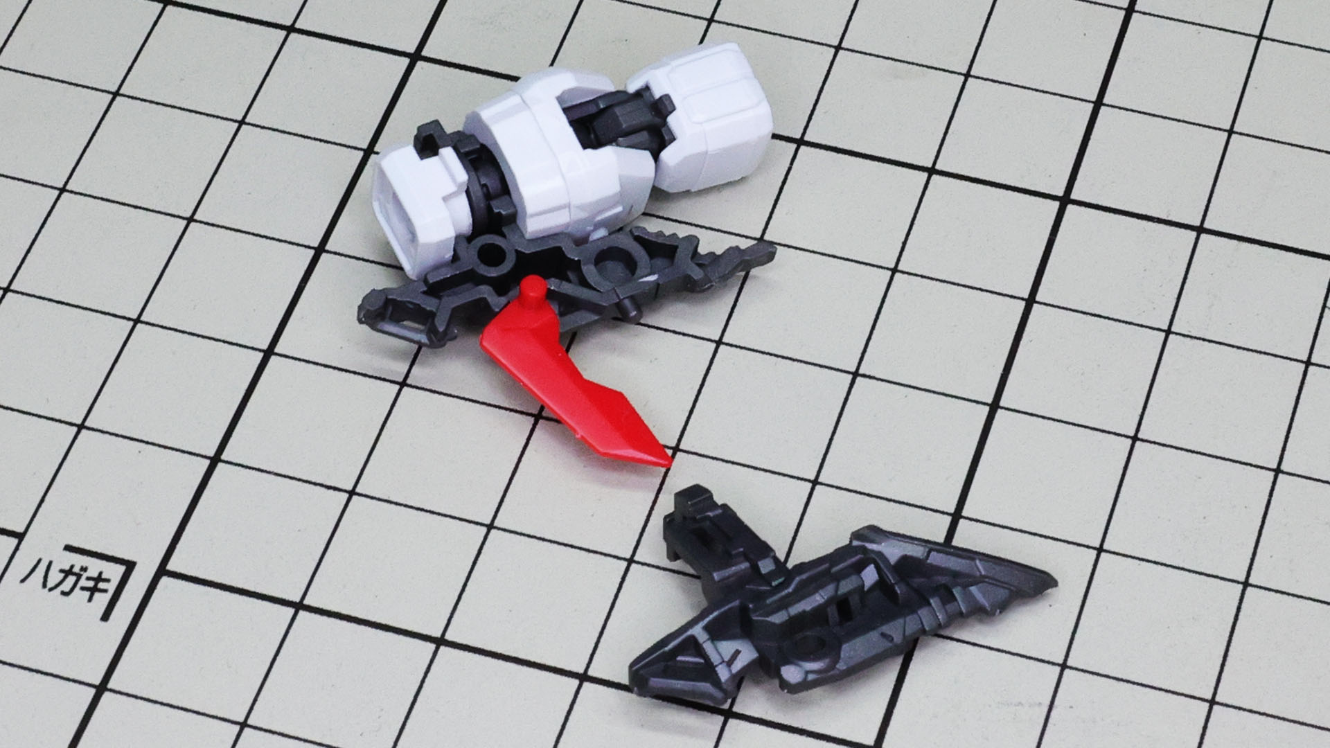 アウターのメカフレームにはクリアーパーツを組み込みます。集中！