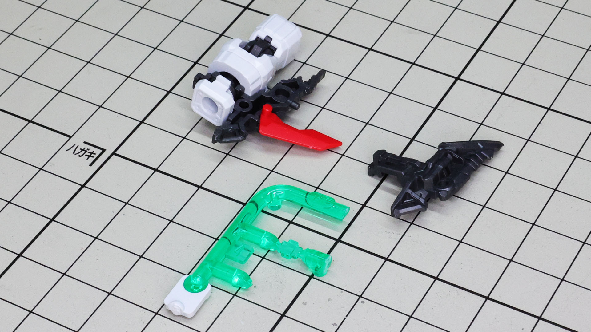 アウターのメカフレームにはクリアーパーツを組み込みます。集中！