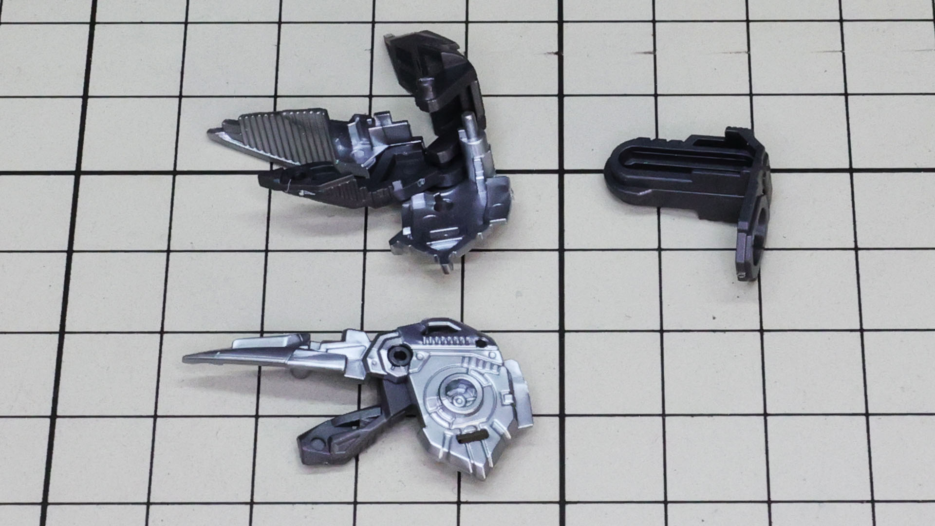 肩アーマーは複雑なメカフレームの組み合わせで可動ギミックを実現します