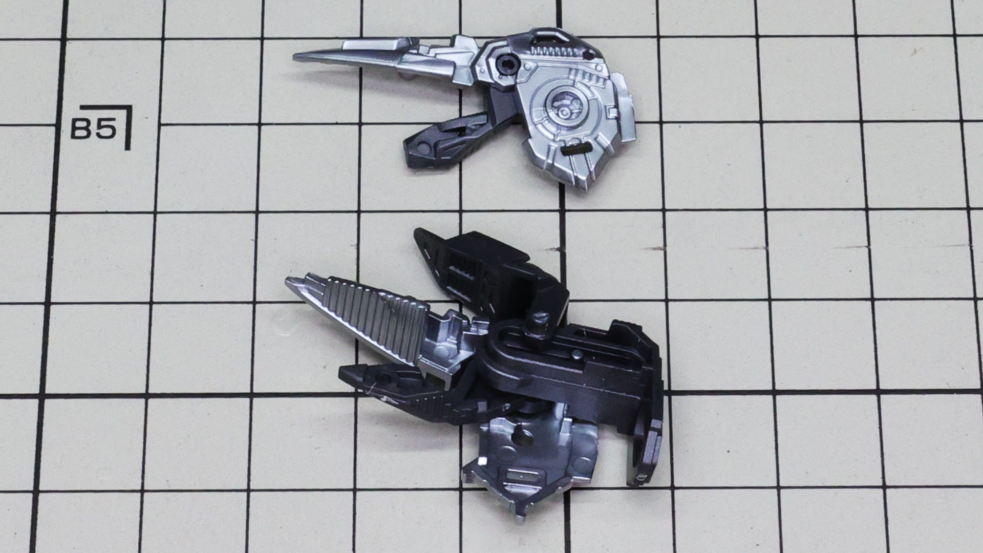 上のメカフレームと下のメカフレームが可動するようになります