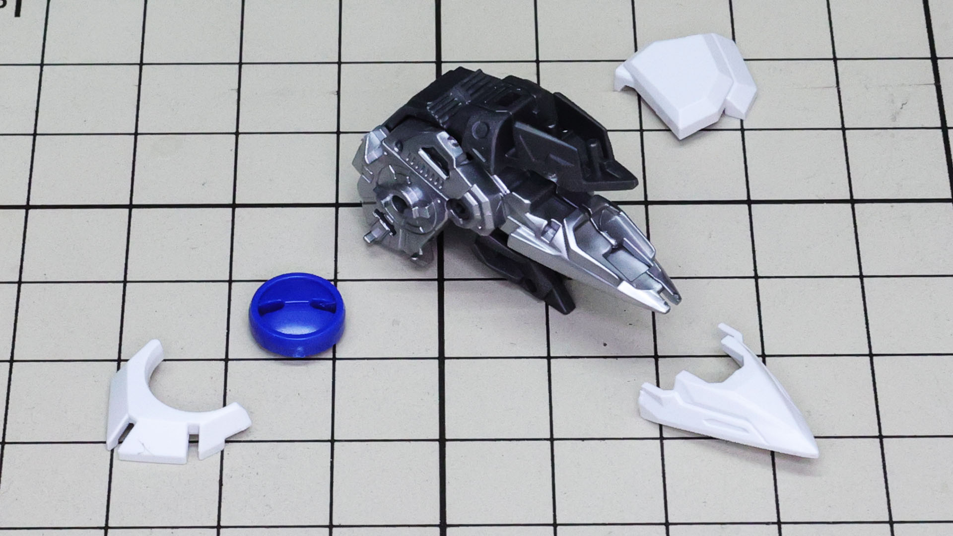 組みあがった肩アーマーのメカフレームに装甲類を組み付けていきます