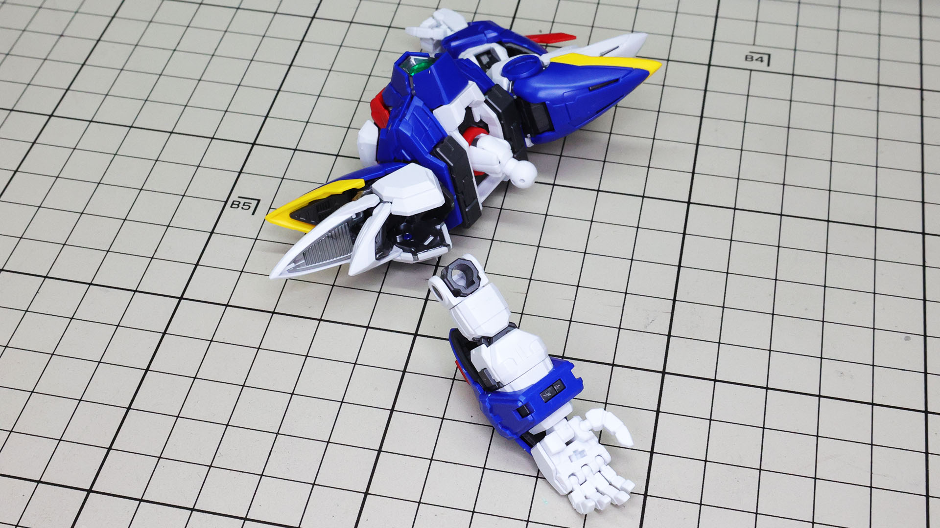 胴体部から出ている肩関節軸にはツメが付いていて抜けにくくなっていますので腕は真上を向いた状態でドッキングさせて180度下へ回転させます