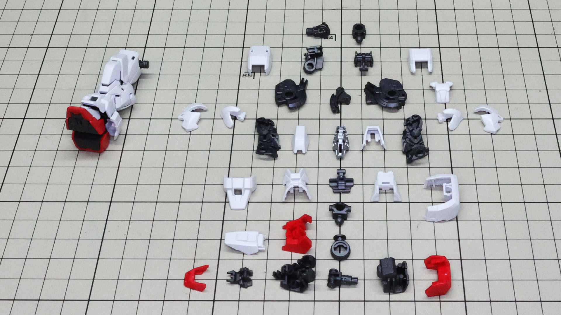 右脚を組んであります。基本的に左右同じパーツ構成となります