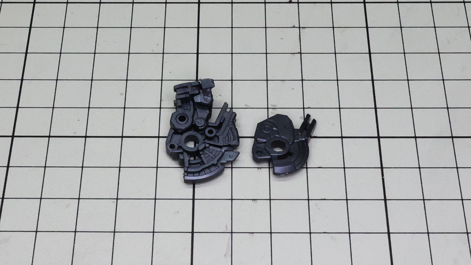 膝関節に膝下のメカフレームとソールの接続部を組みます