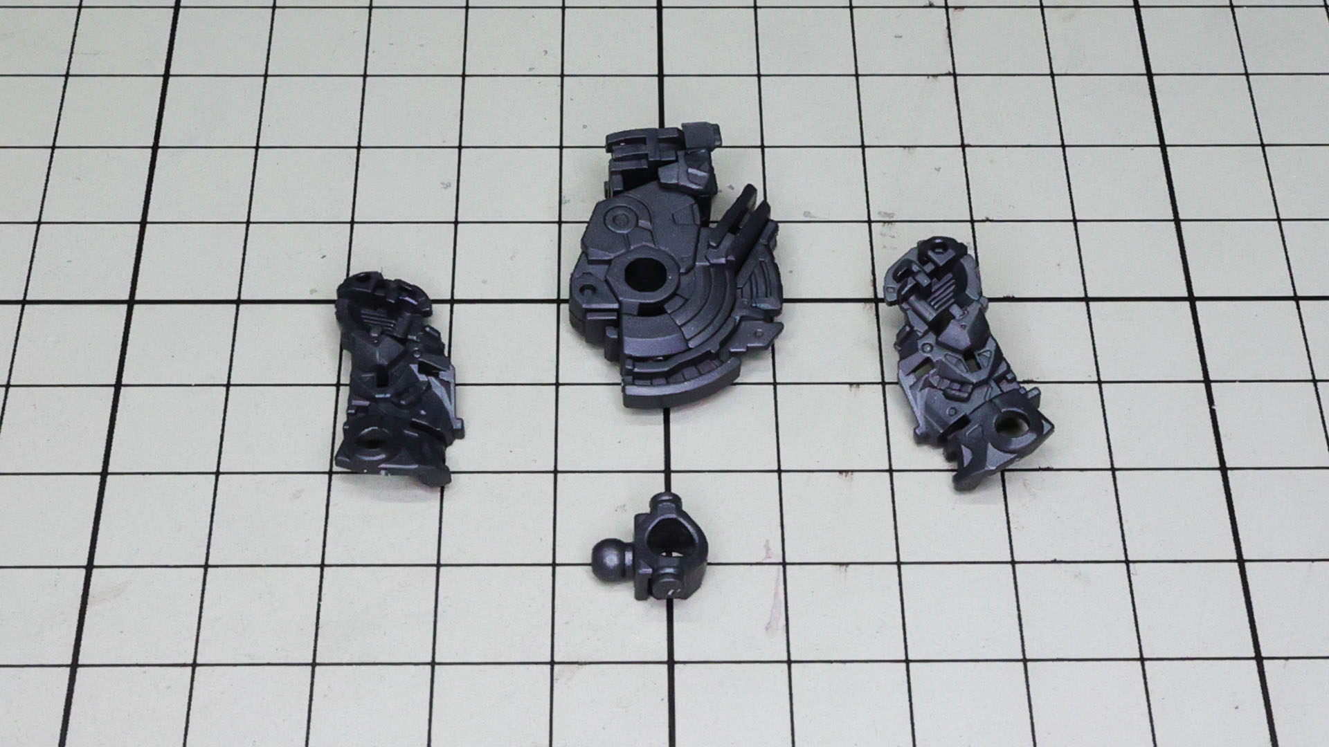 膝関節に膝下のメカフレームとソールの接続部を組みます