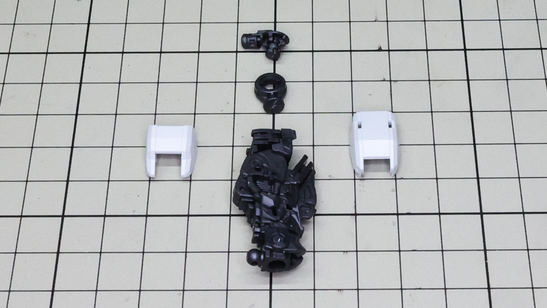 大腿部側のメカフレームに股関節と大腿部装甲を組み付けます