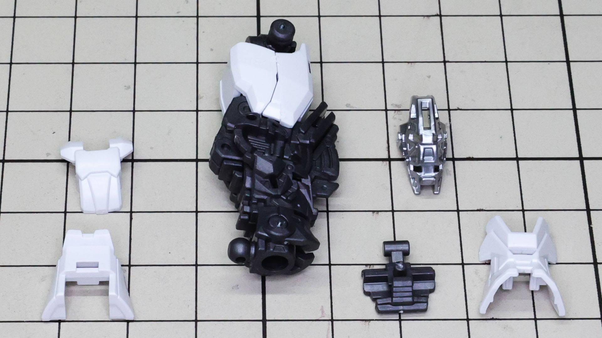 膝周りの装甲類を組み付けていきます