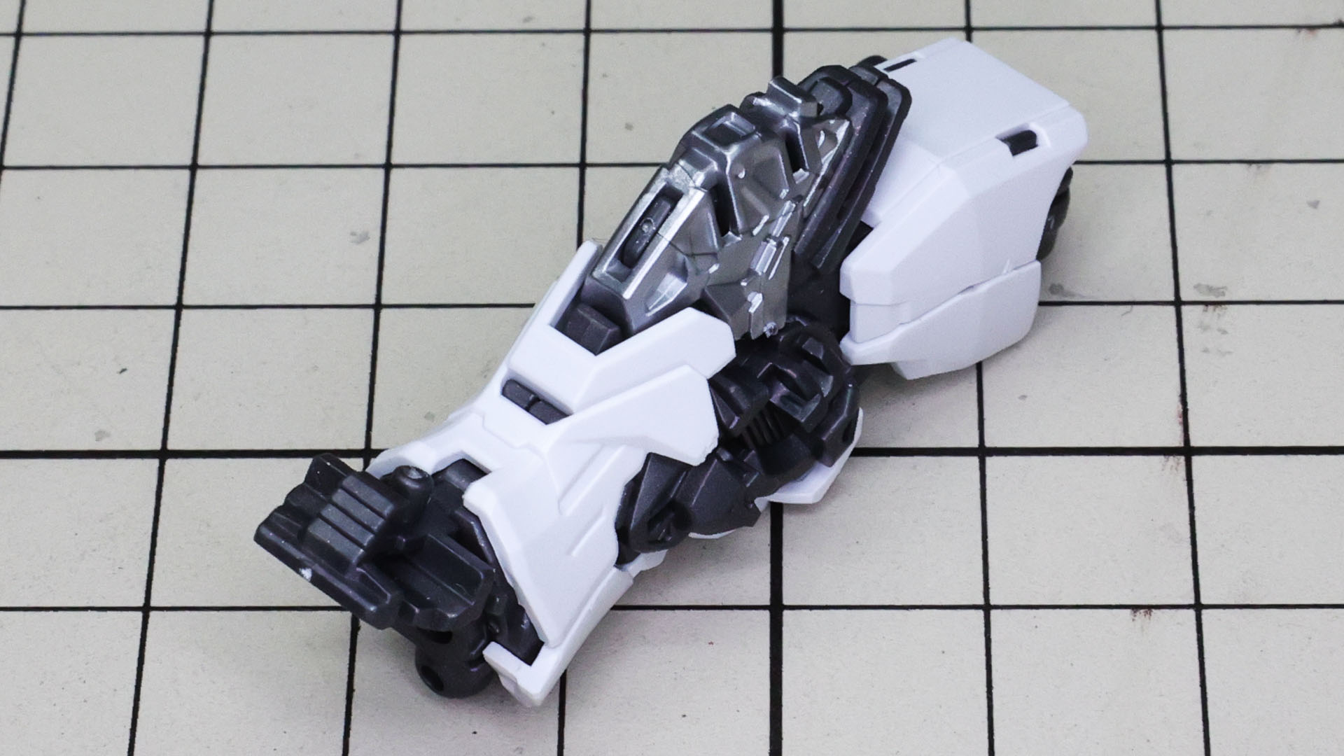 膝のシルバーのメカフレームがいいアクセントになっています