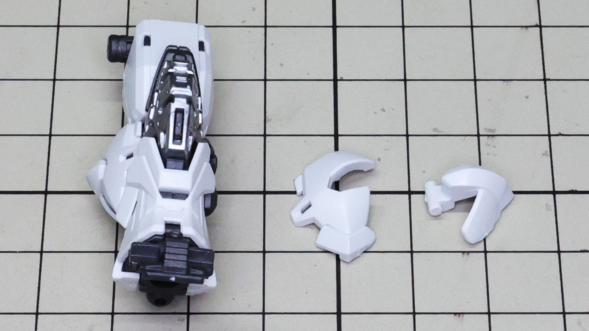 ふくらはぎ部の装甲は2つで構成されていて……